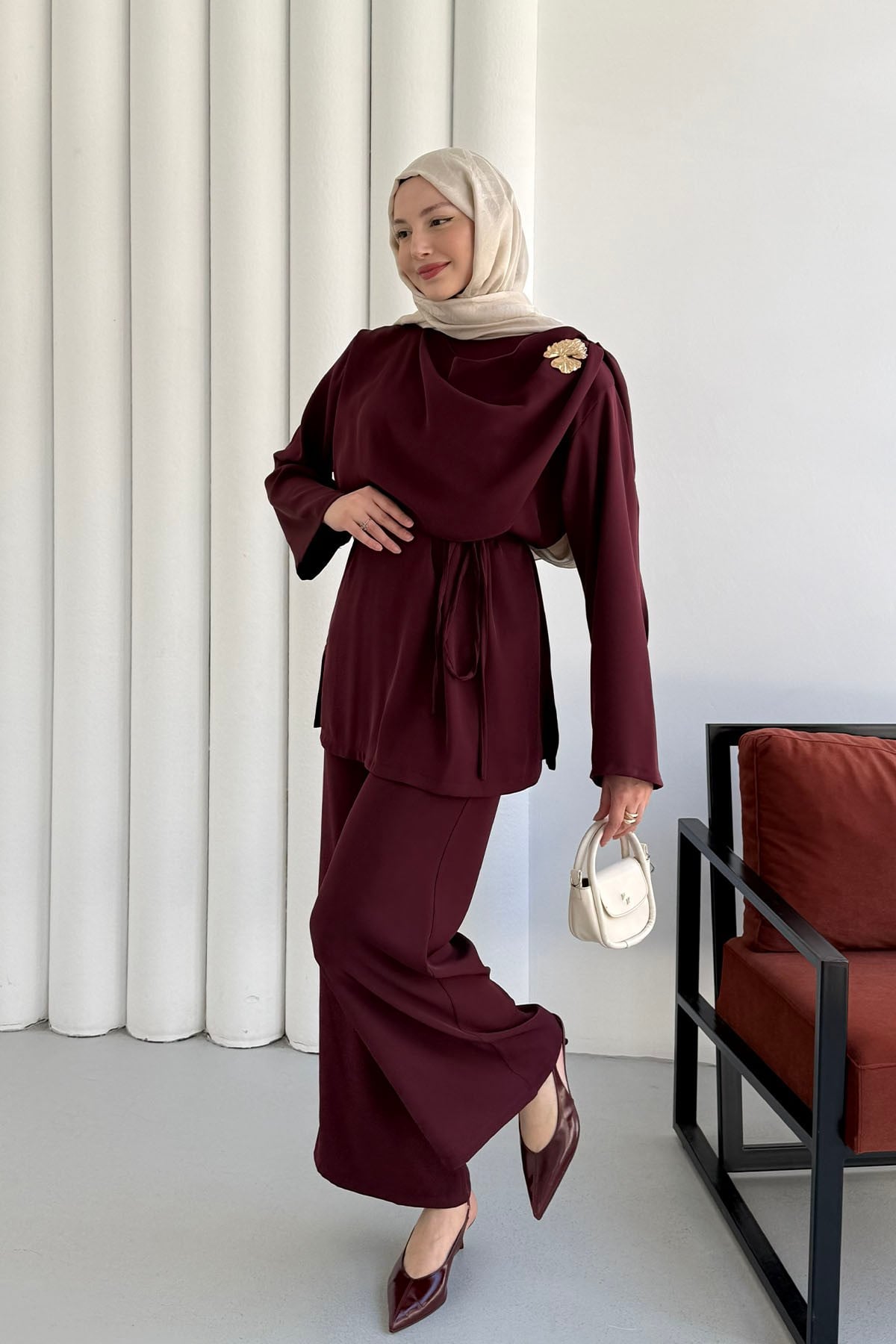 Omzu Şal Yaka Detaylı Broşlu Pantolon Tesettür Takım-BORDO