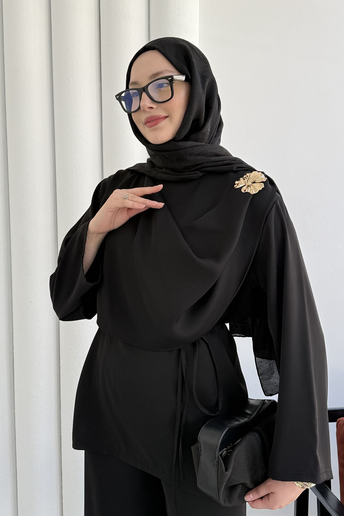 Omzu Şal Yaka Detaylı Broşlu Pantolon Tesettür Takım-SİYAH