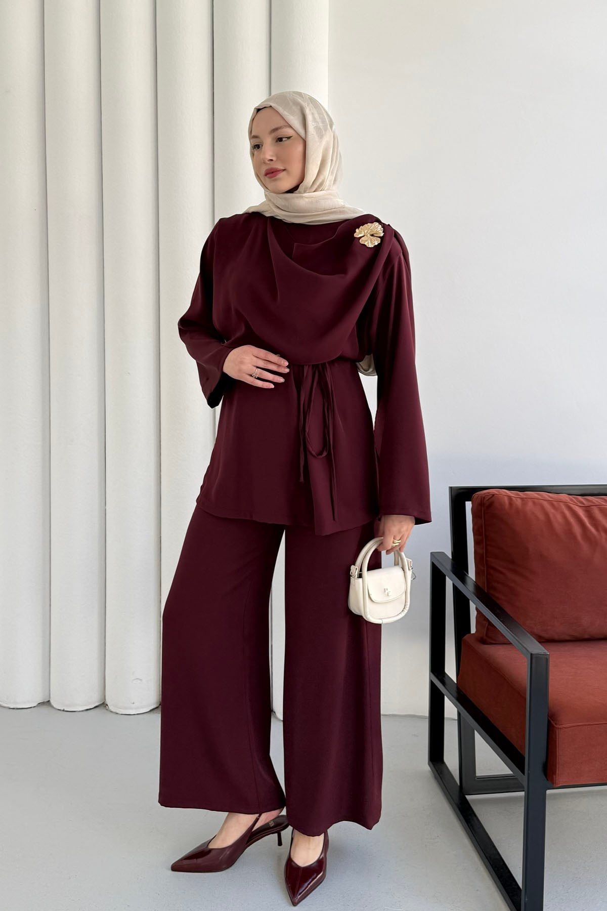 Omzu Şal Yaka Detaylı Broşlu Pantolon Tesettür Takım-BORDO