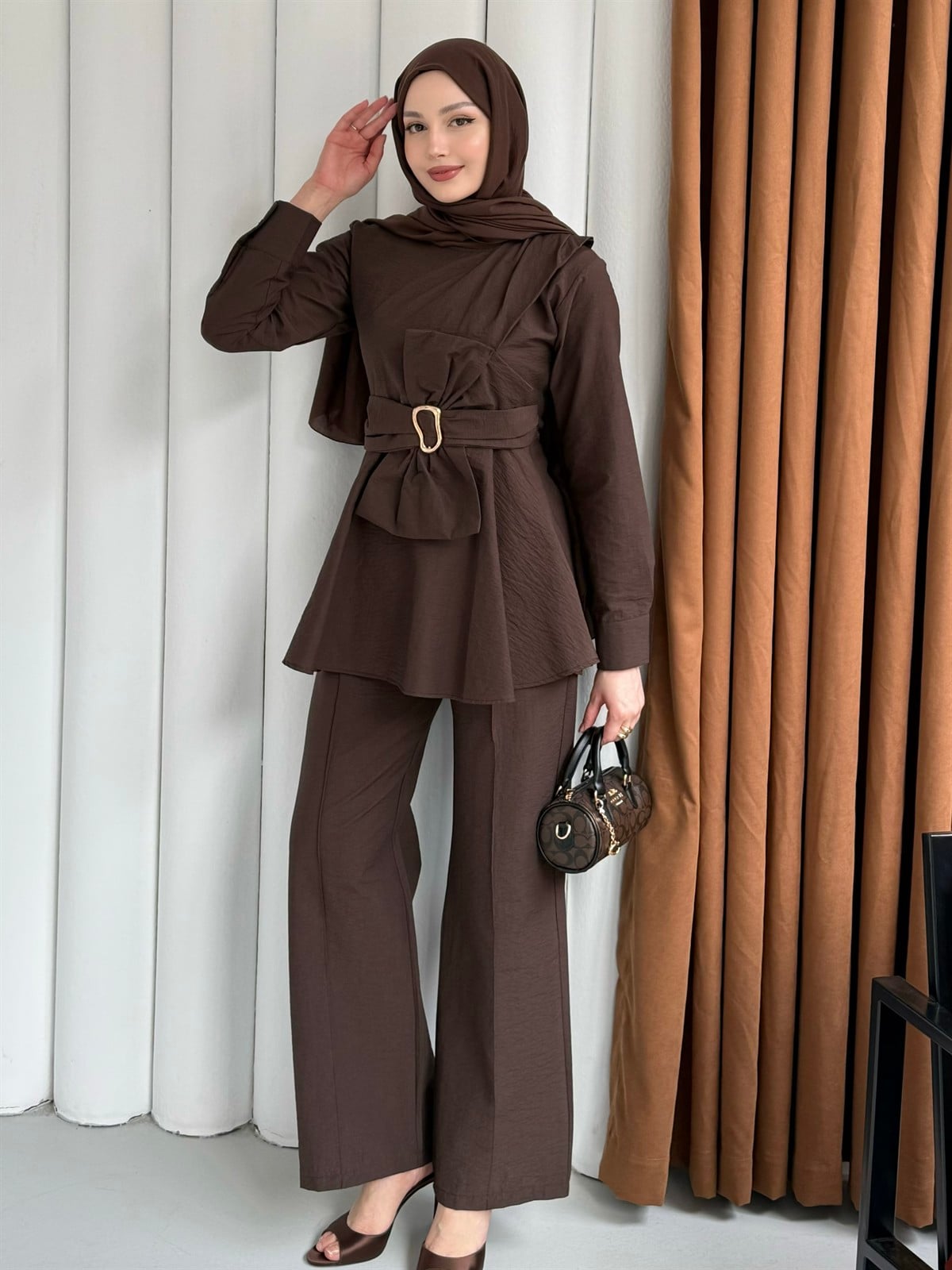 Ön Fiyonk Bağlama Detay Pantolonlu Tesettür Takım-KAHVERENGİ