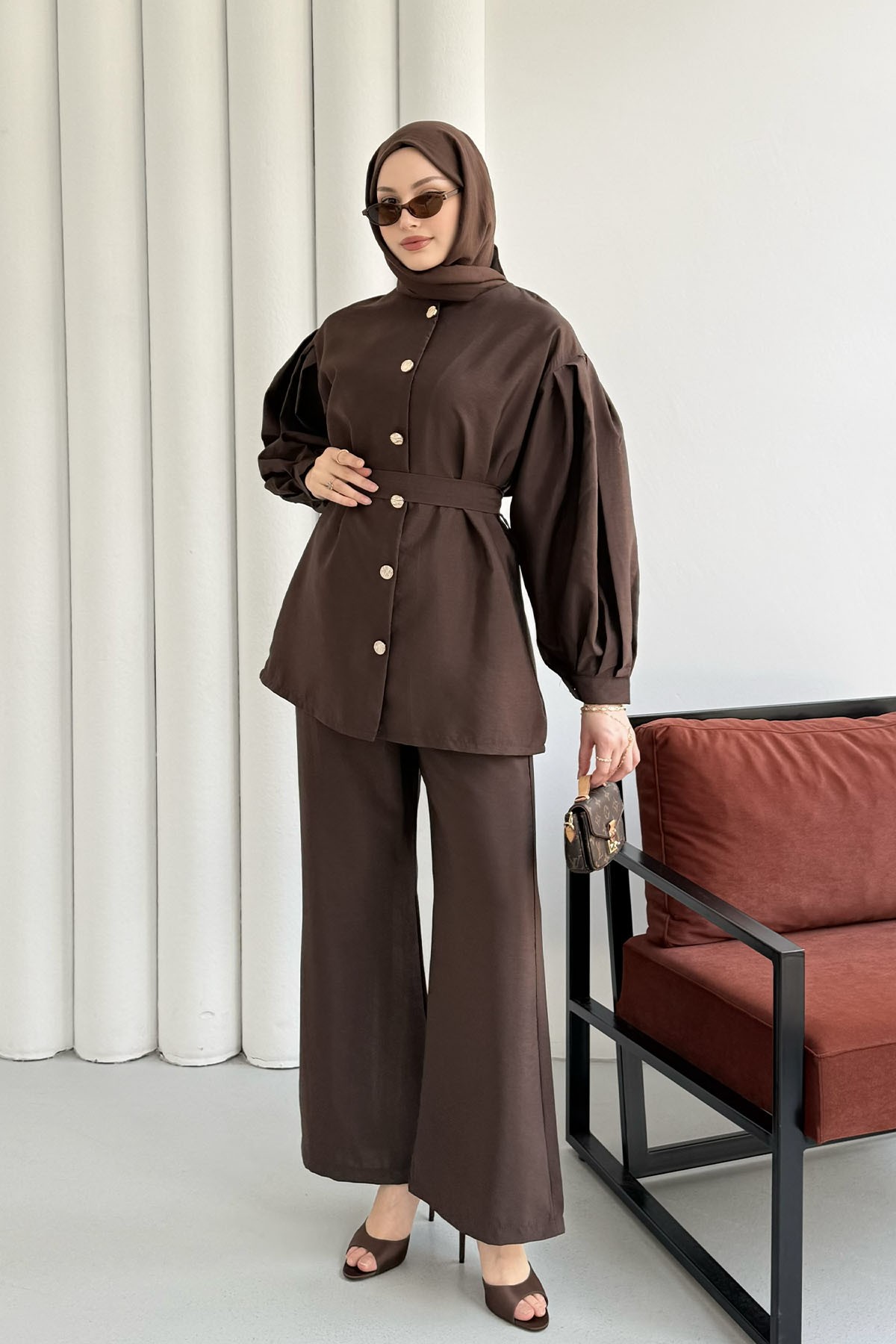 Ön Gold Düğme Detaylı Pantolonlu Tesettür Takım-KAHVERENGİ