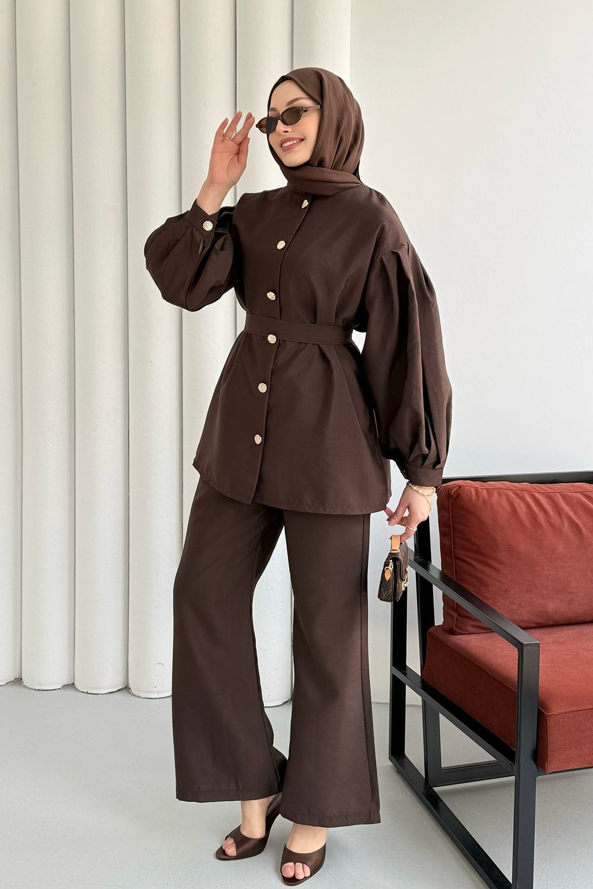 Ön Gold Düğme Detaylı Pantolonlu Tesettür Takım-KAHVERENGİ