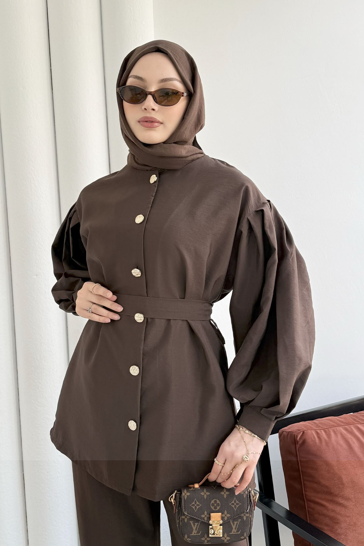 Ön Gold Düğme Detaylı Pantolonlu Tesettür Takım-KAHVERENGİ