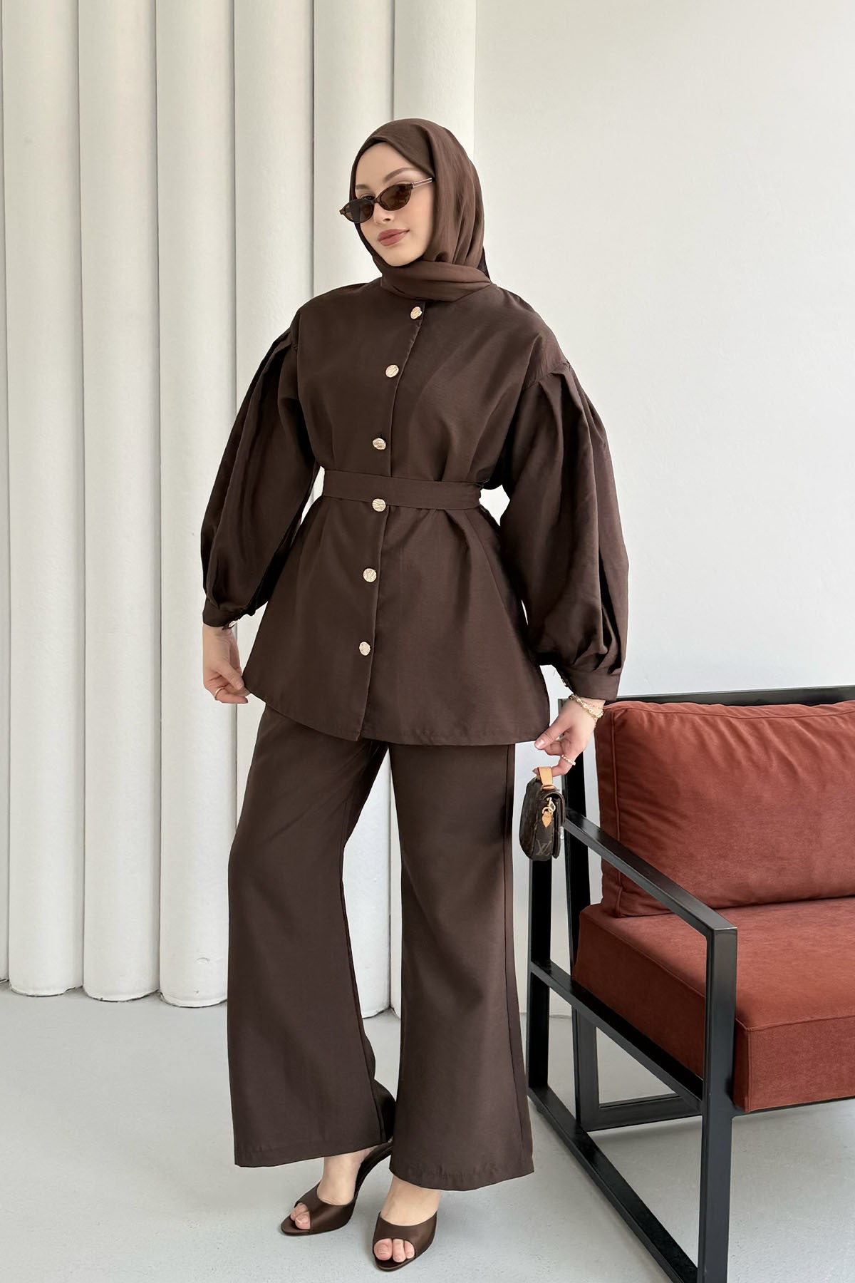 Ön Gold Düğme Detaylı Pantolonlu Tesettür Takım-KAHVERENGİ