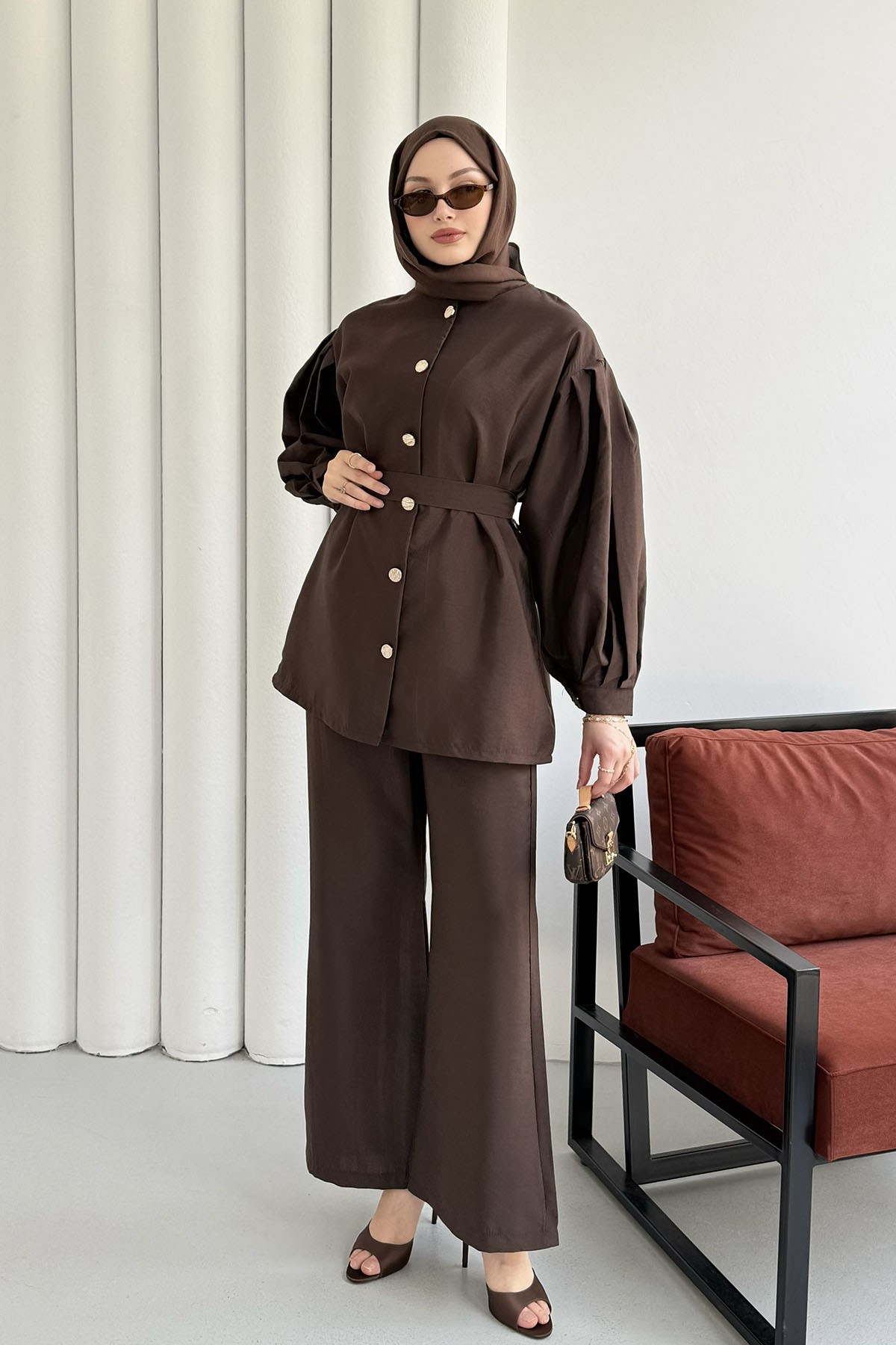 Ön Gold Düğme Detaylı Pantolonlu Tesettür Takım-KAHVERENGİ
