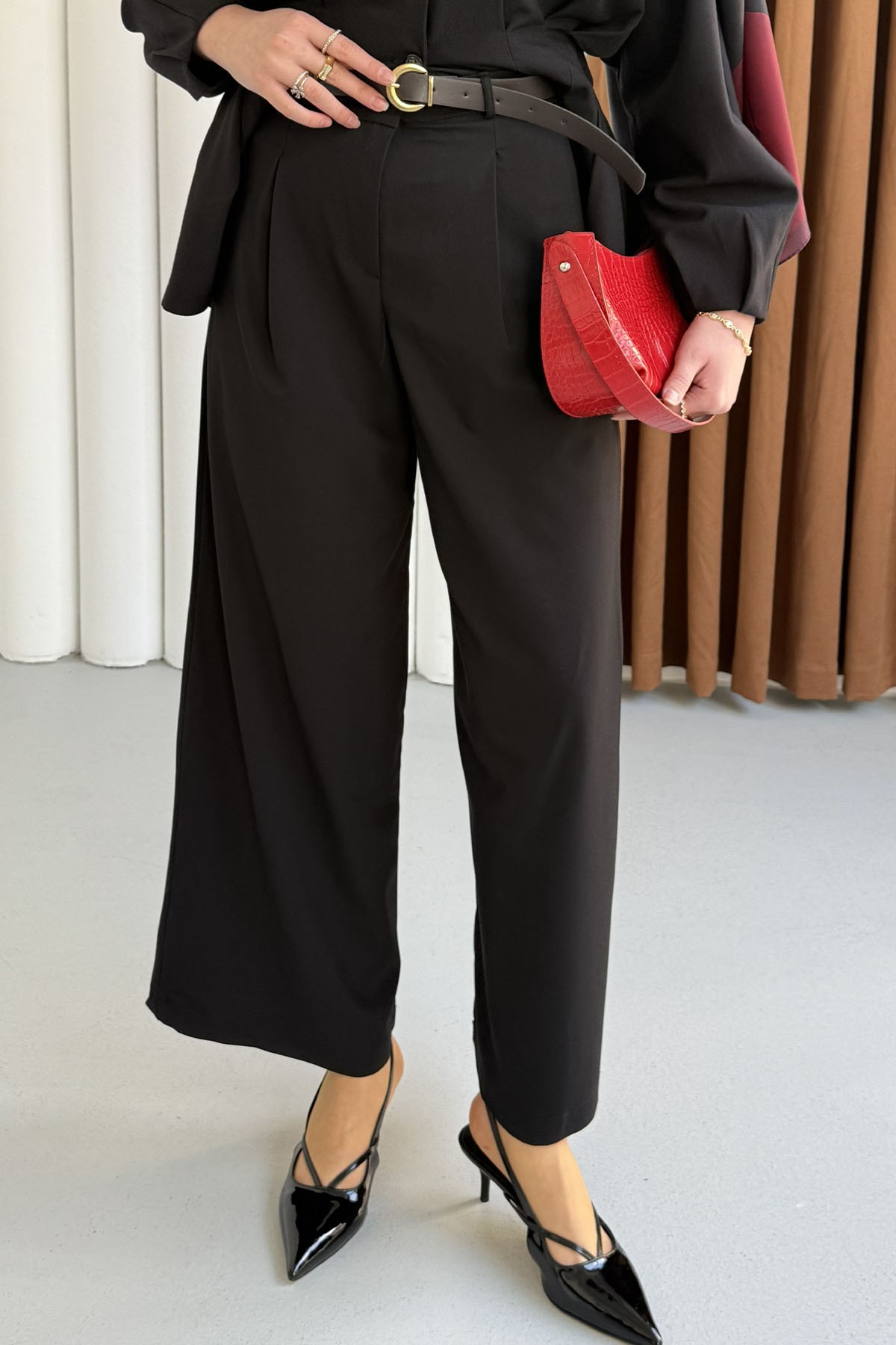 Ön Pileli Bel Kemer Detaylı Pantolon-SİYAH