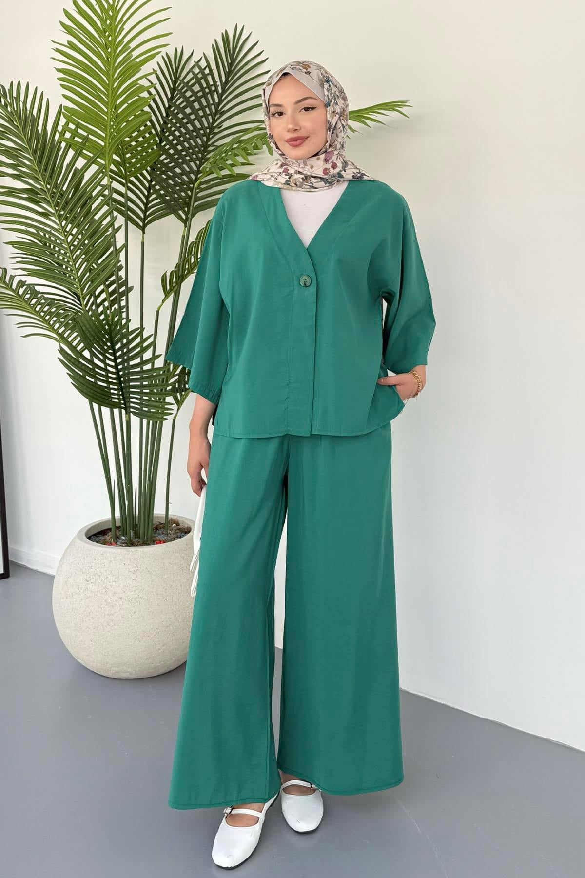 Önden Düğmeli Yanları Yırtmaçlı Ceketli Tesettür Takım-ZÜMRÜT YEŞİL