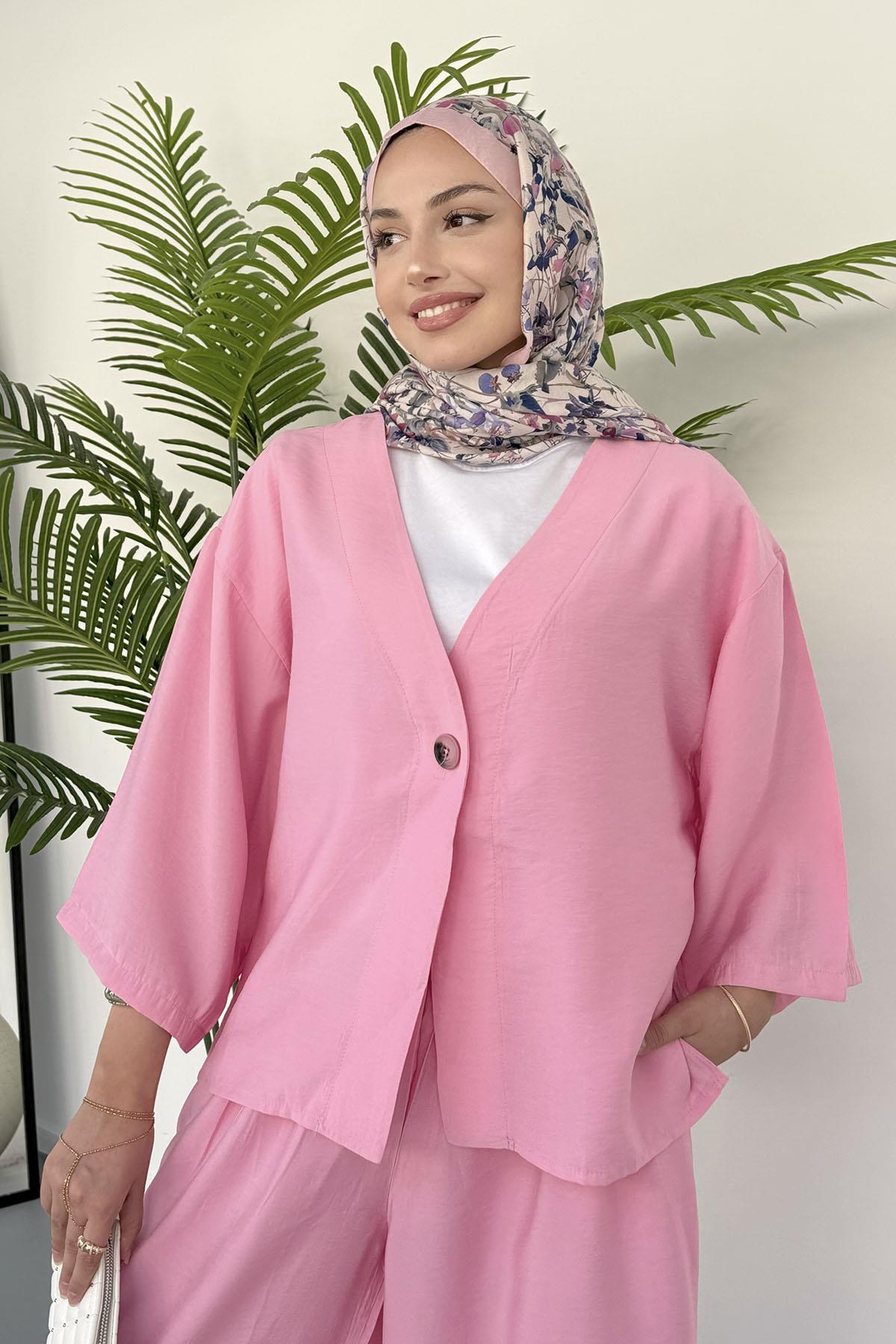 Önden Düğmeli Yanları Yırtmaçlı Ceketli Tesettür Takım-PEMBE