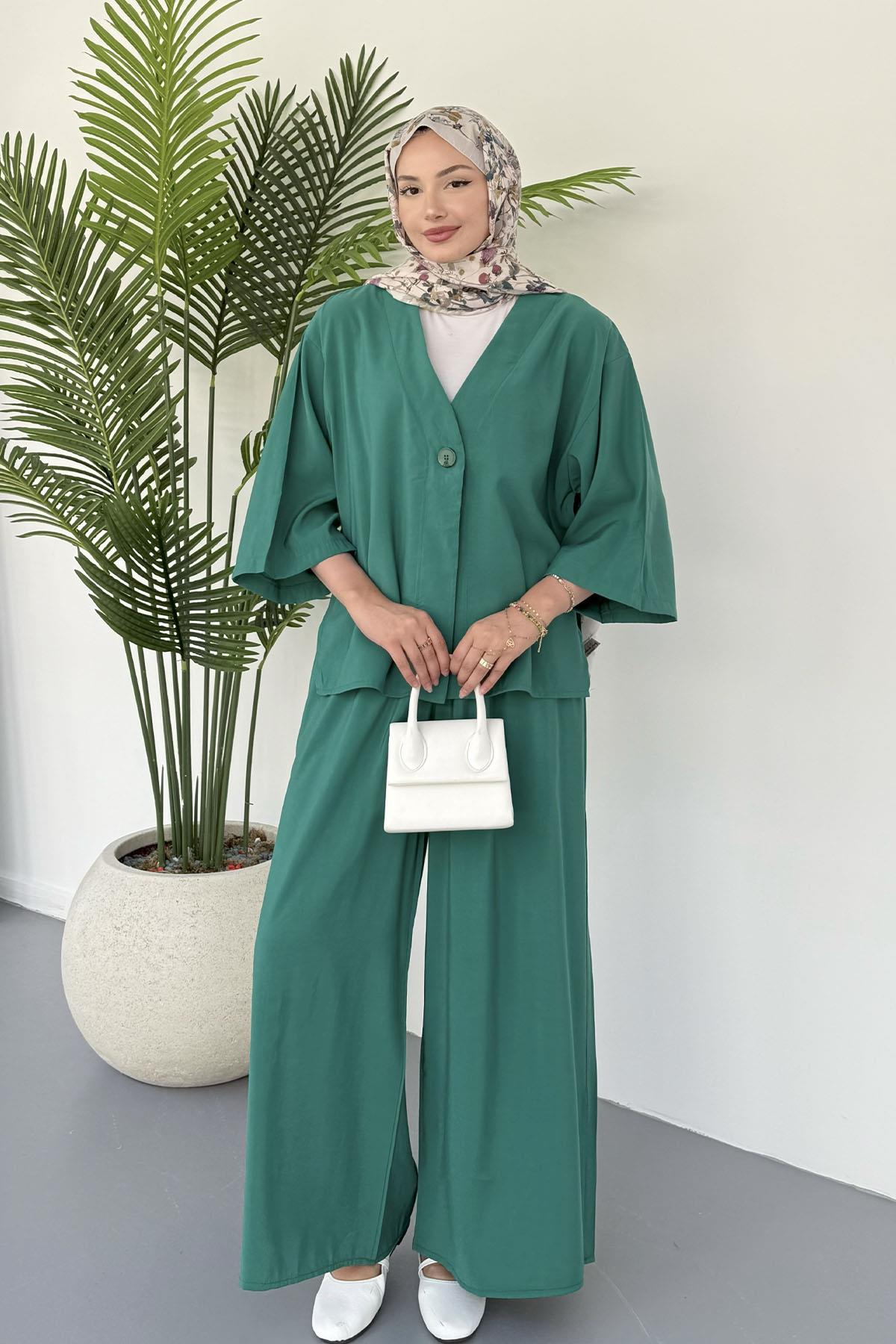 Önden Düğmeli Yanları Yırtmaçlı Ceketli Tesettür Takım-ZÜMRÜT YEŞİL