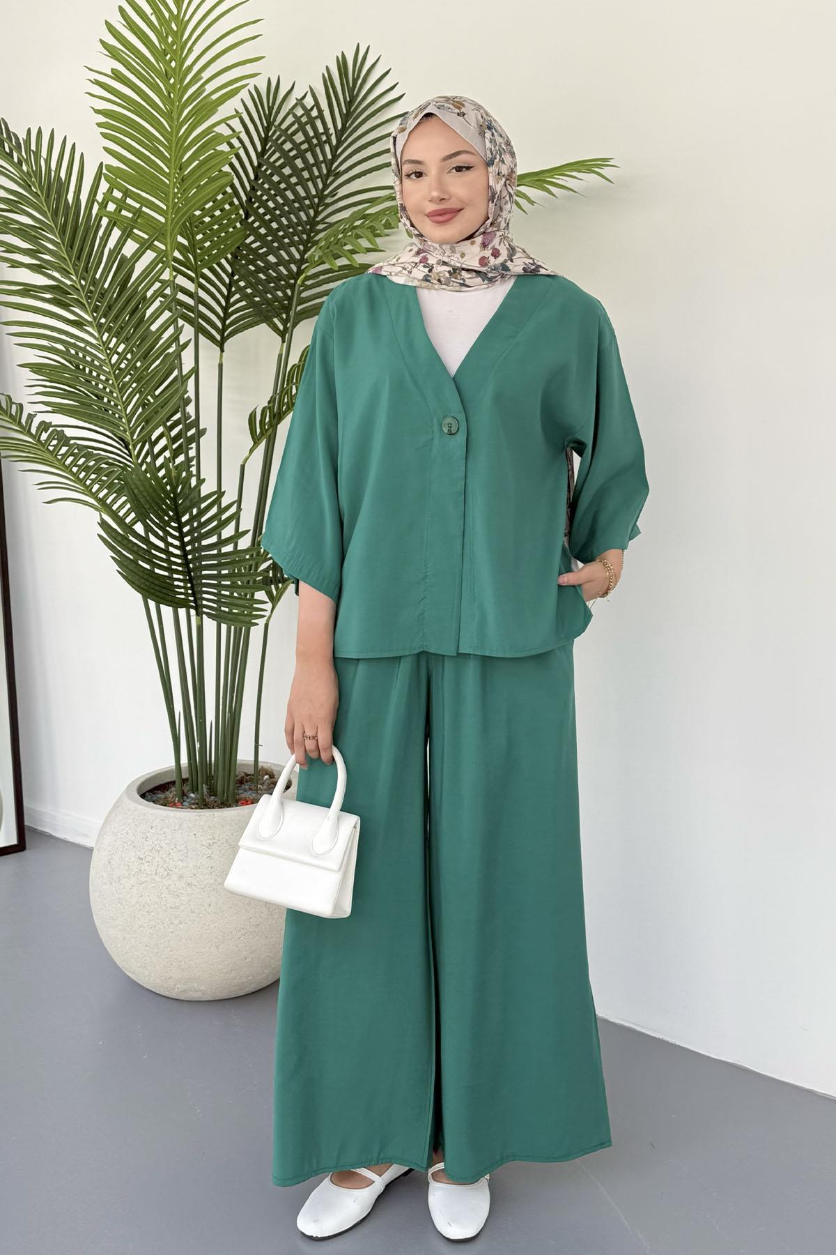 Önden Düğmeli Yanları Yırtmaçlı Ceketli Tesettür Takım-ZÜMRÜT YEŞİL