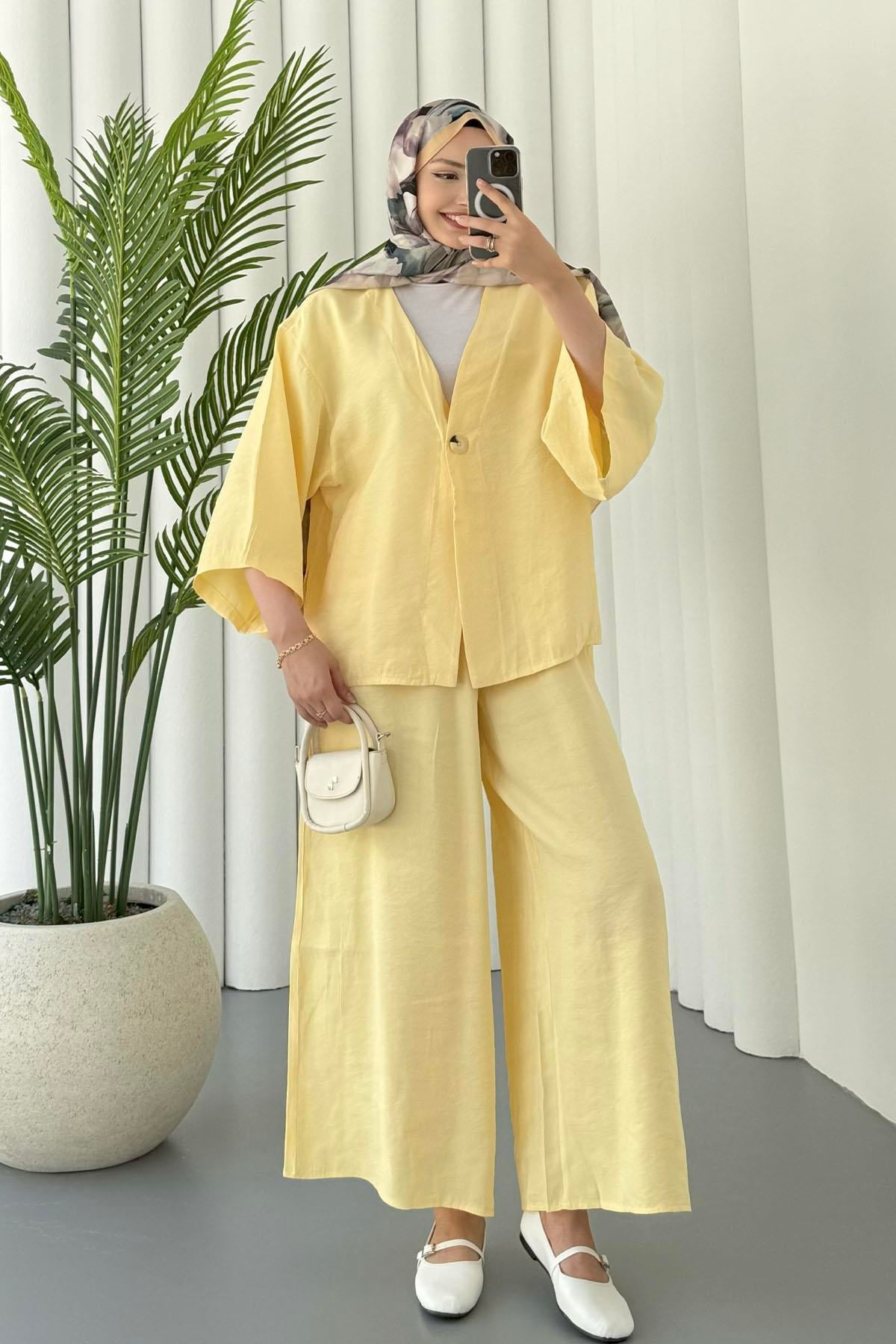 Önden Düğmeli Yanları Yırtmaçlı Ceketli Tesettür Takım-SARI
