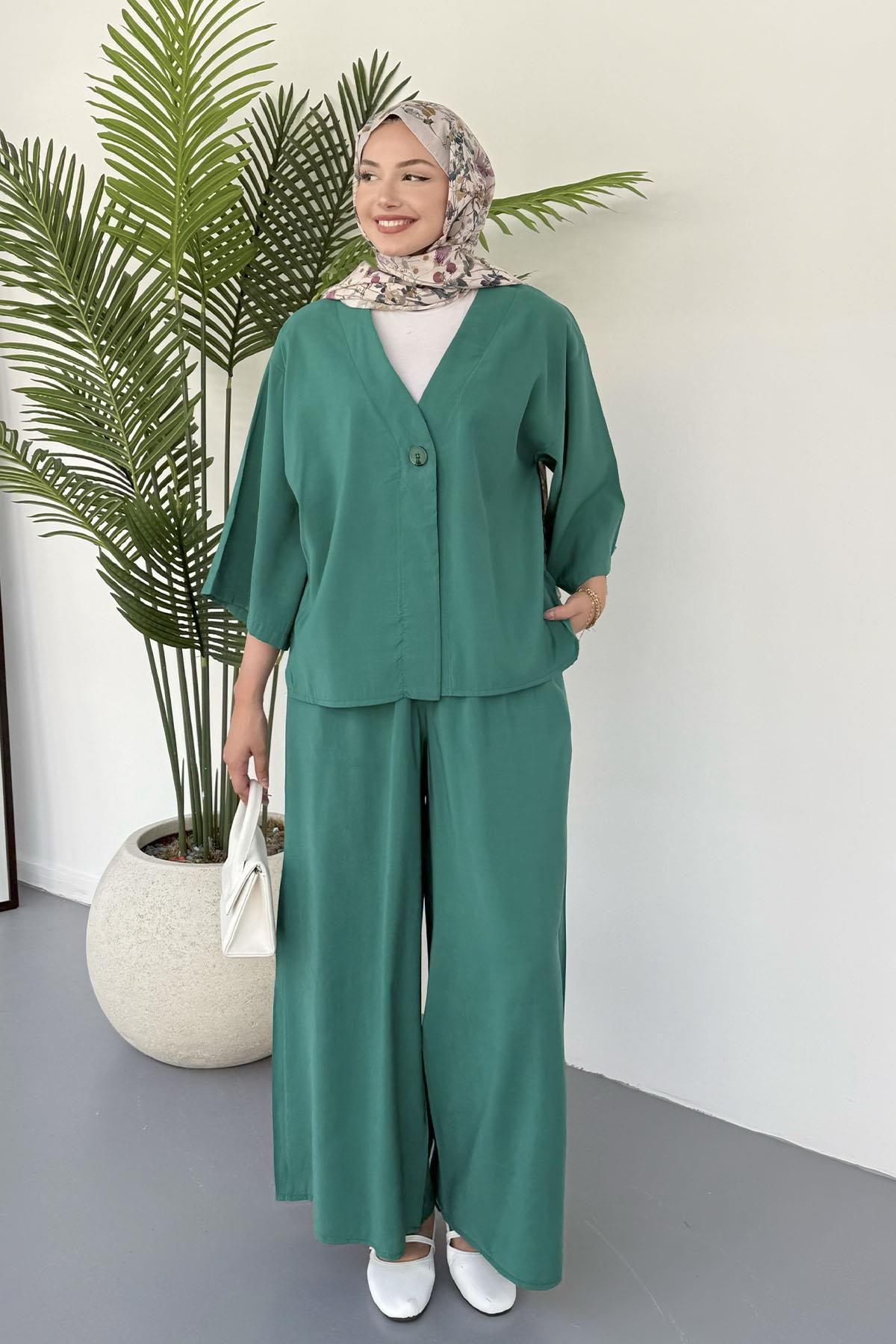 Önden Düğmeli Yanları Yırtmaçlı Ceketli Tesettür Takım-ZÜMRÜT YEŞİL
