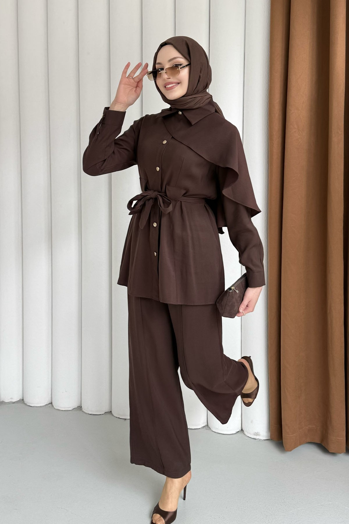 Önü Düğmeli Tasarım Pelerin Detaylı Tesettür Takım-KAHVERENGİ