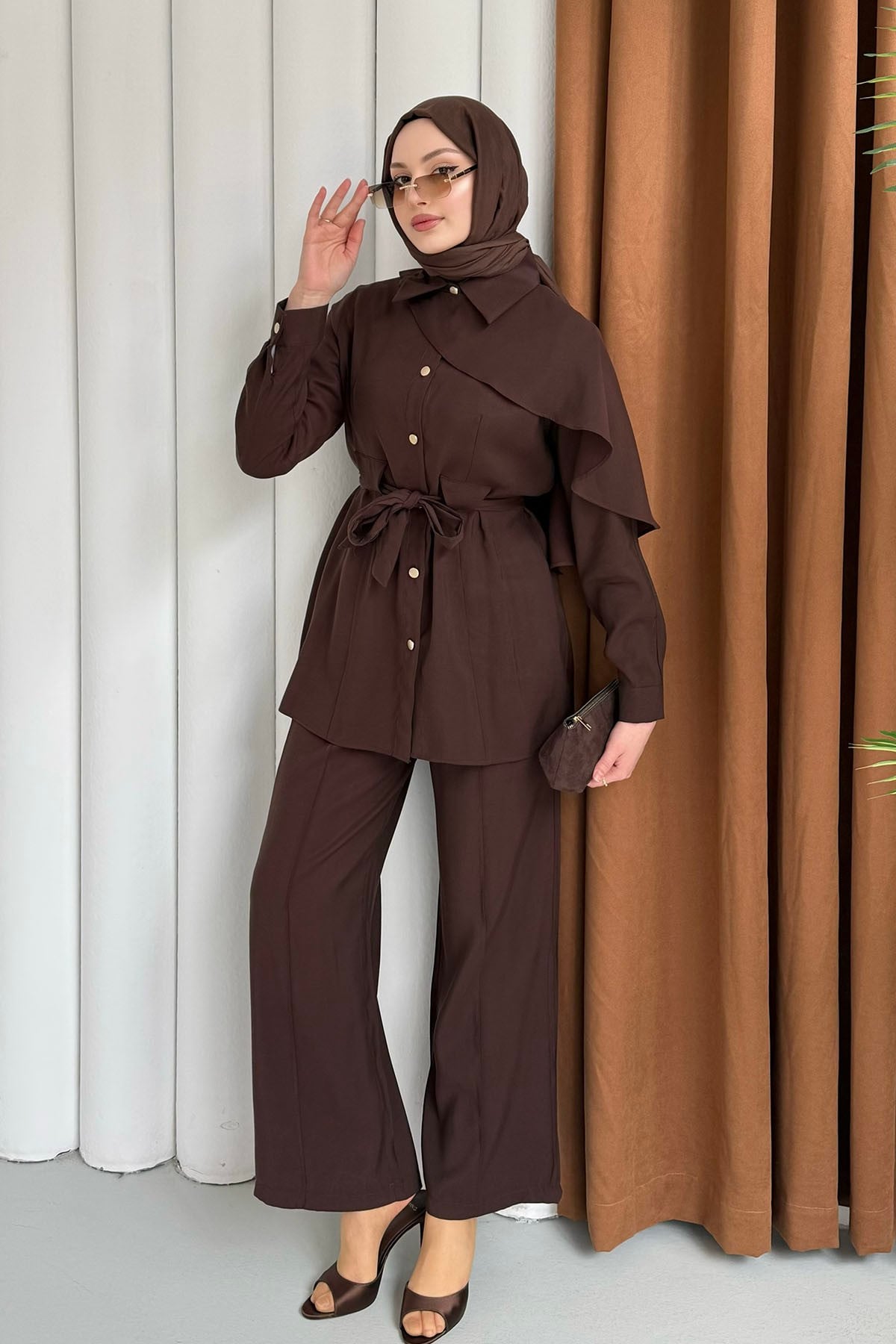 Önü Düğmeli Tasarım Pelerin Detaylı Tesettür Takım-KAHVERENGİ