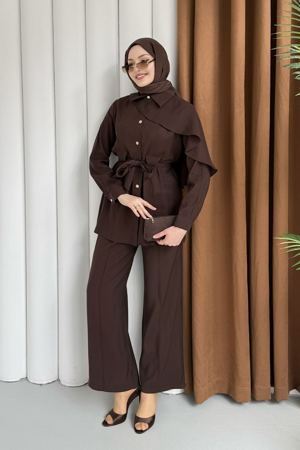 Önü Düğmeli Tasarım Pelerin Detaylı Tesettür Takım-KAHVERENGİ