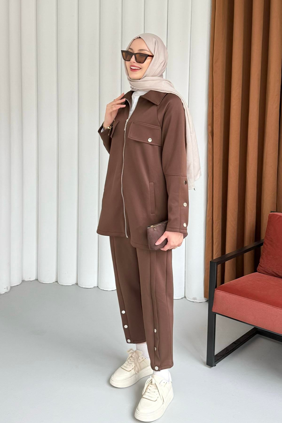 Önü Fermuarlı Çıt Çıt Detaylı Tesettür Takım-KAHVERENGİ