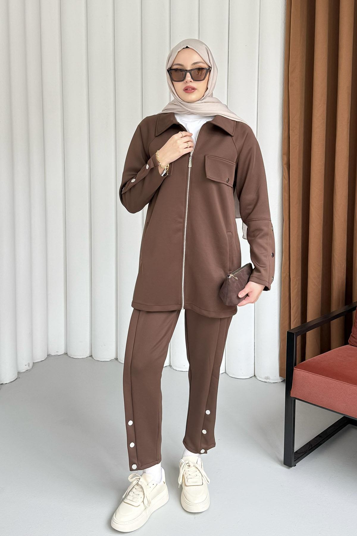 Önü Fermuarlı Çıt Çıt Detaylı Tesettür Takım-KAHVERENGİ