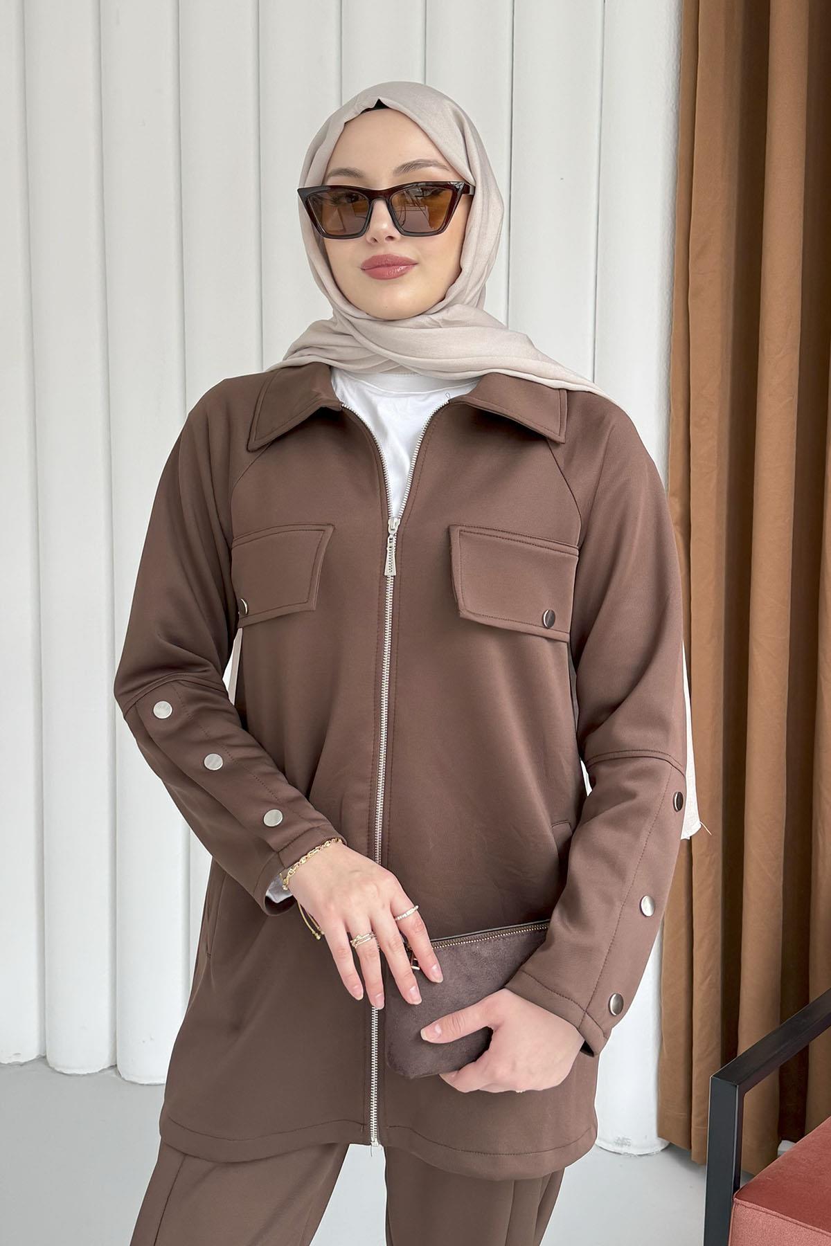 Önü Fermuarlı Çıt Çıt Detaylı Tesettür Takım-KAHVERENGİ