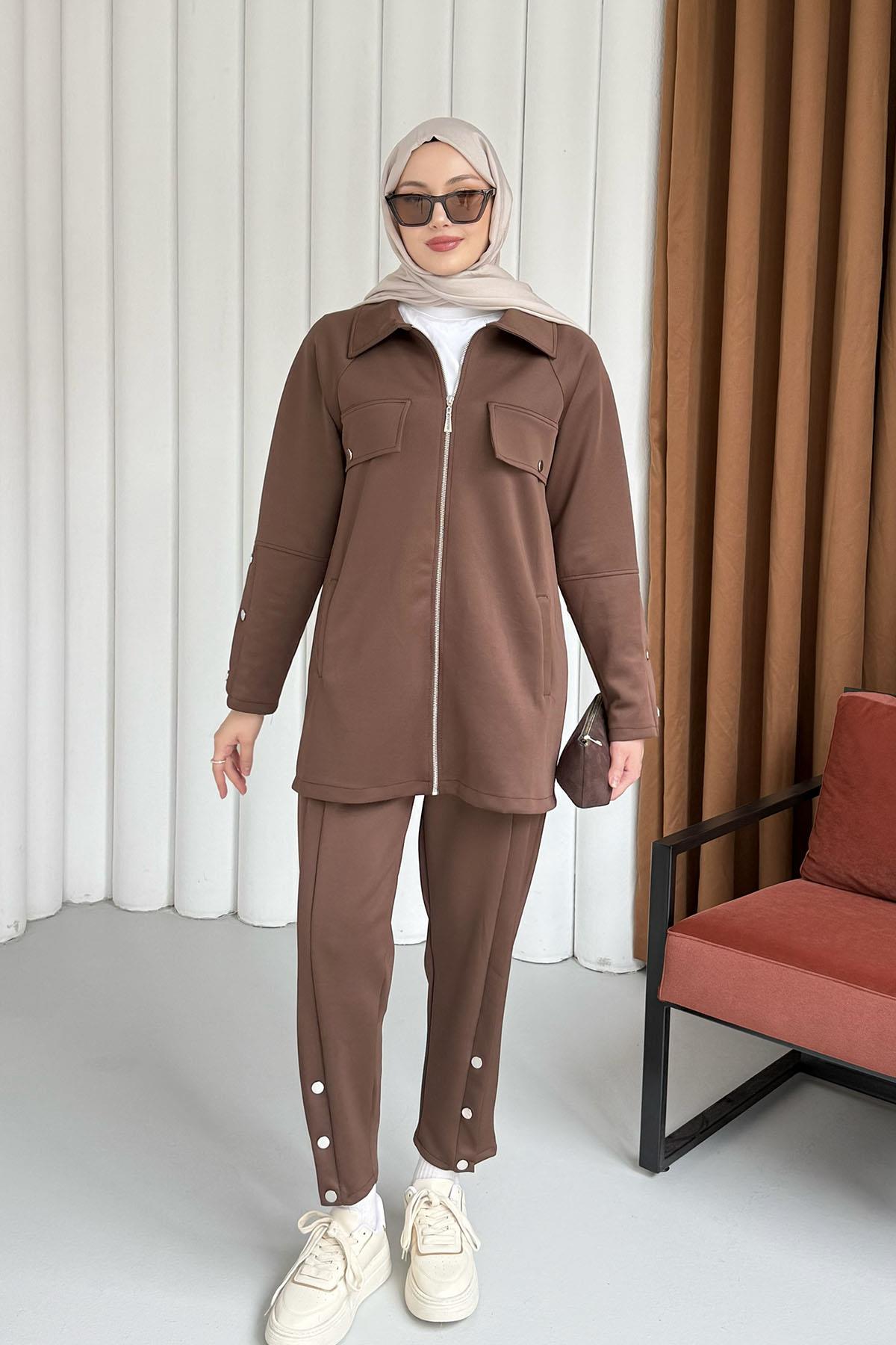 Önü Fermuarlı Çıt Çıt Detaylı Tesettür Takım-KAHVERENGİ