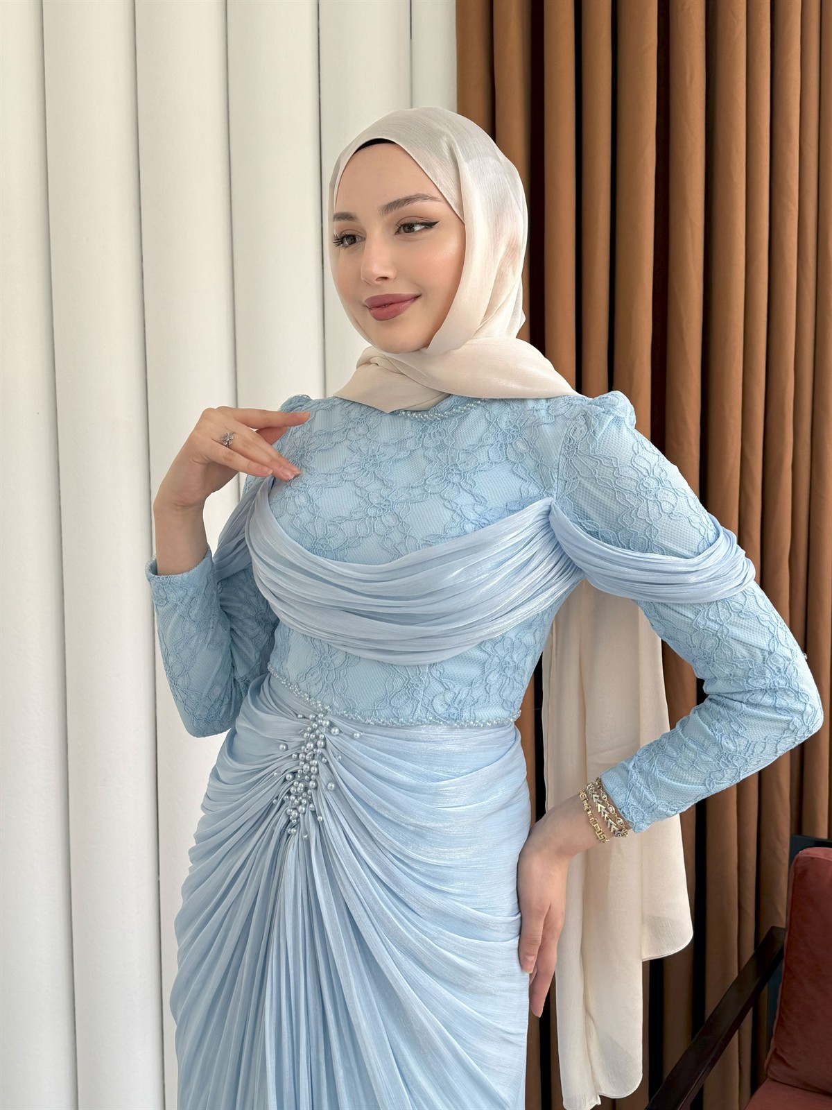 Önü Taş İşlemeli Büzgü Geçişli Dantelli Tesettür Abiye-BEBE MAVİ