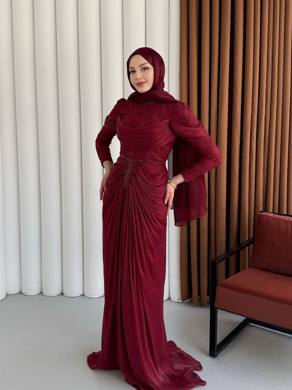 Önü Taş İşlemeli Büzgü Geçişli Dantelli Tesettür Abiye-BORDO