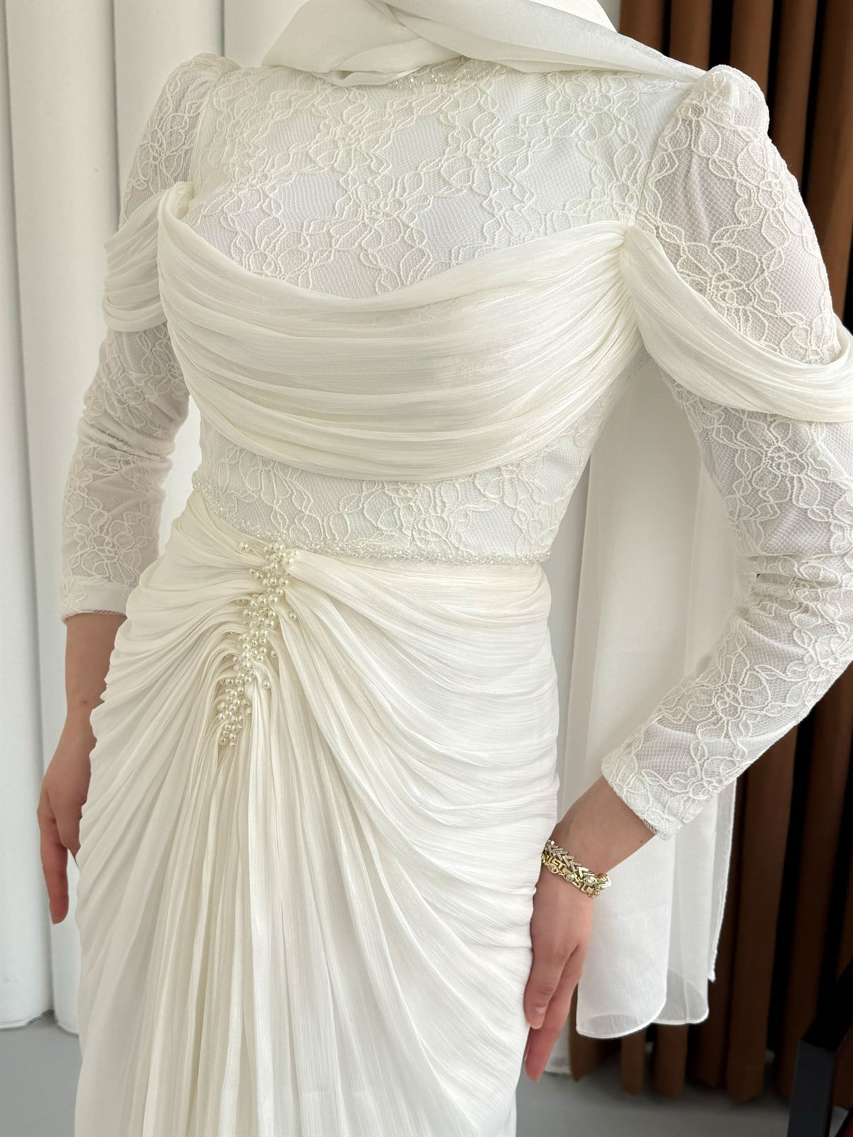 Önü Taş İşlemeli Büzgü Geçişli Dantelli Tesettür Abiye-BEYAZ