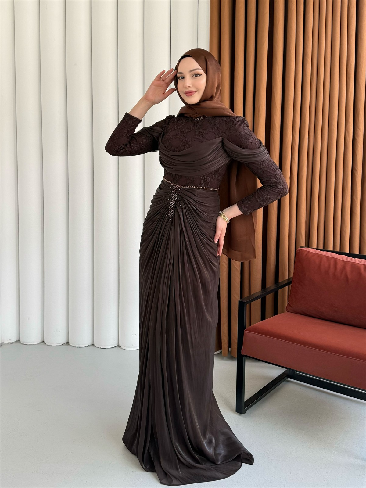 Önü Taş İşlemeli Büzgü Geçişli Dantelli Tesettür Abiye-KAHVERENGİ