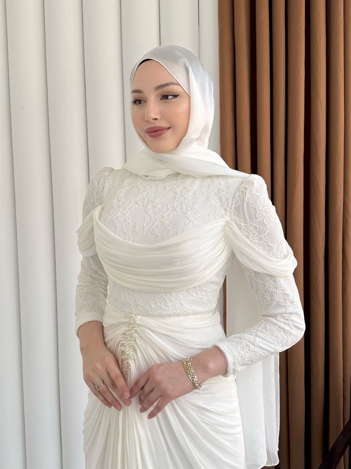 Önü Taş İşlemeli Büzgü Geçişli Dantelli Tesettür Abiye-BEYAZ