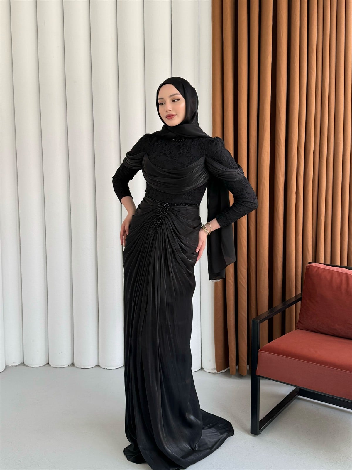 Önü Taş İşlemeli Büzgü Geçişli Dantelli Tesettür Abiye-SİYAH