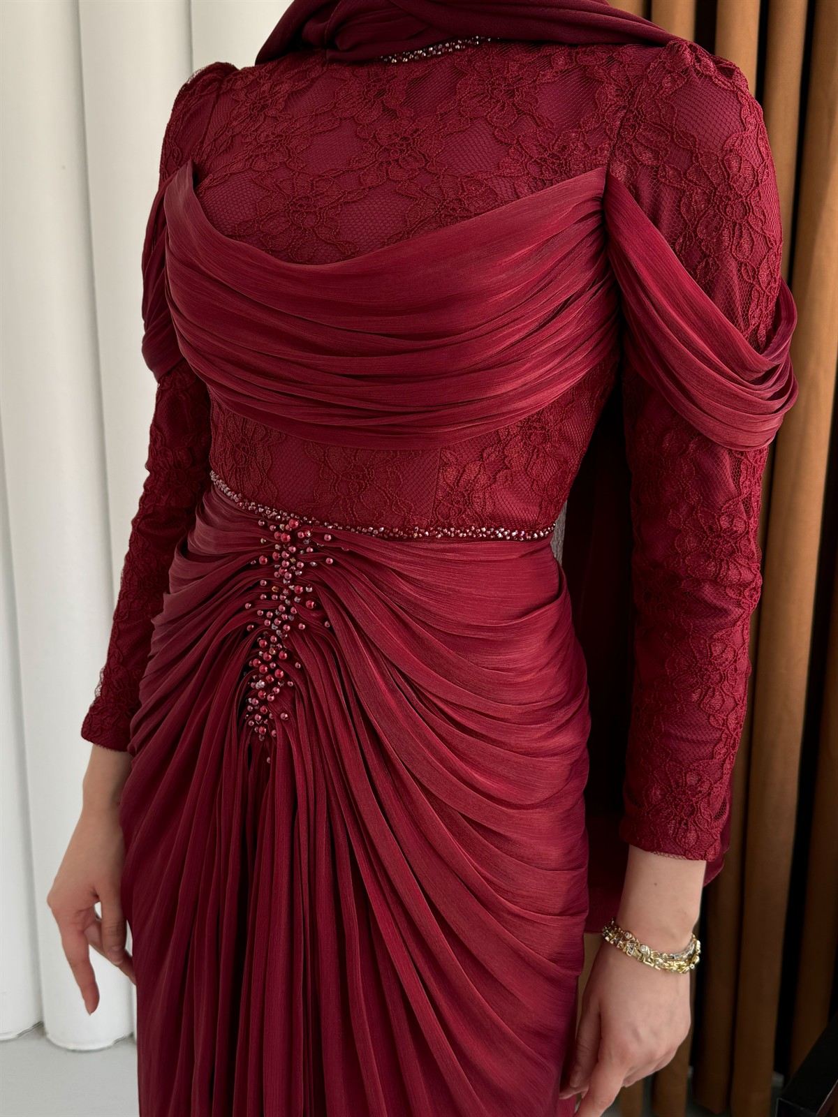 Önü Taş İşlemeli Büzgü Geçişli Dantelli Tesettür Abiye-BORDO