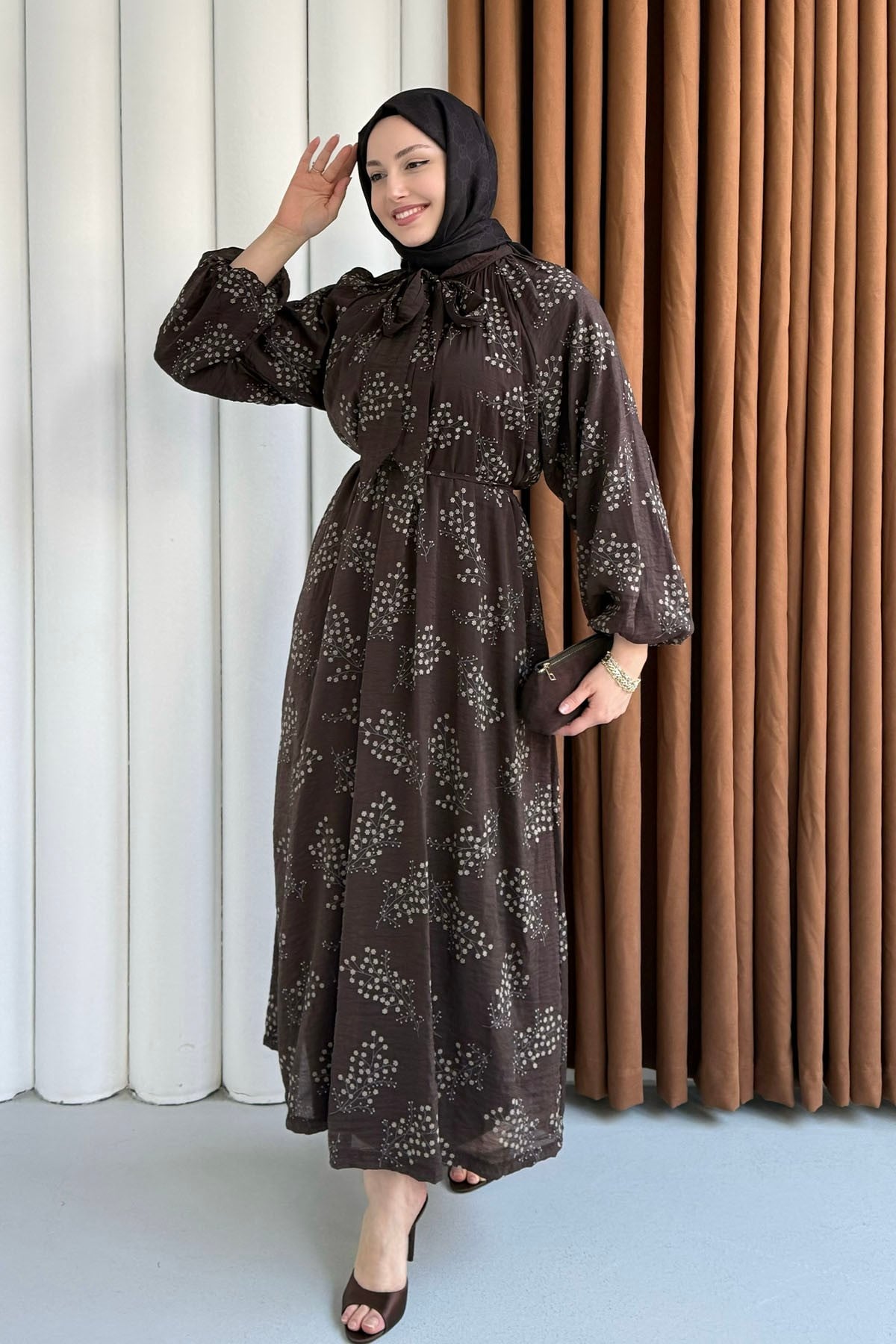 Papatya İşlemeli Biye Kemerli Tesettür Elbise-KAHVERENGİ