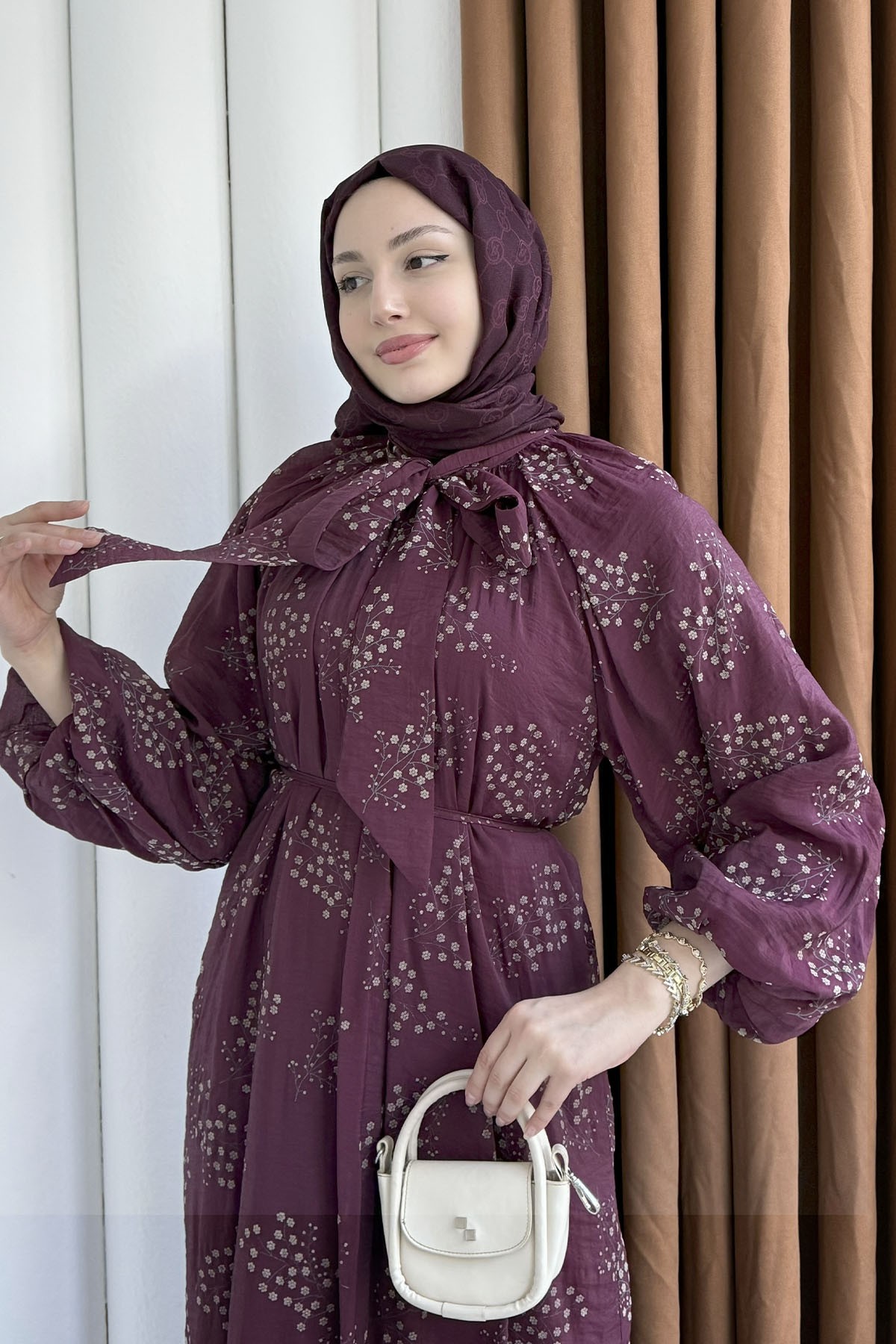 Papatya İşlemeli Biye Kemerli Tesettür Elbise-BORDO