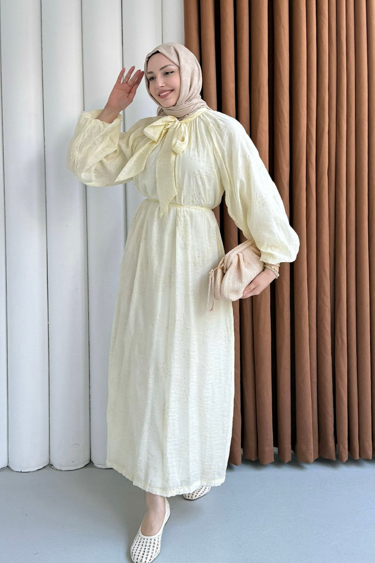 Papatya İşlemeli Biye Kemerli Tesettür Elbise-SARI