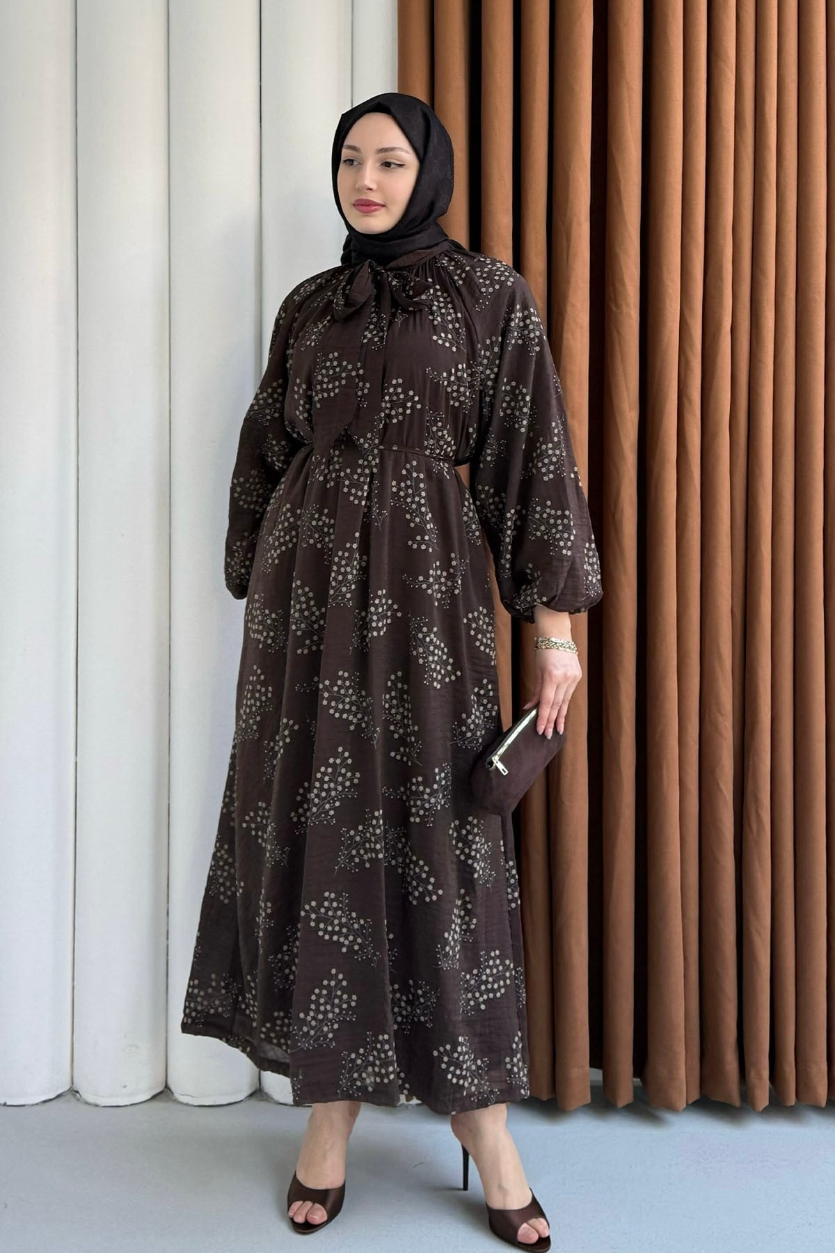 Papatya İşlemeli Biye Kemerli Tesettür Elbise-KAHVERENGİ