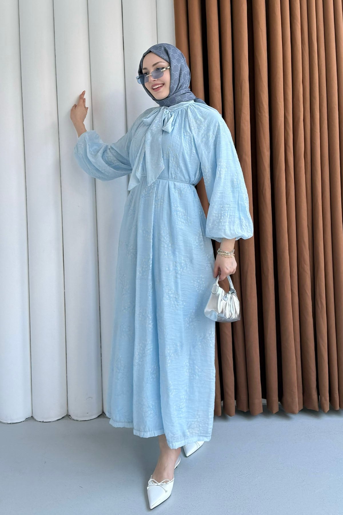 Papatya İşlemeli Biye Kemerli Tesettür Elbise-BEBE MAVİ