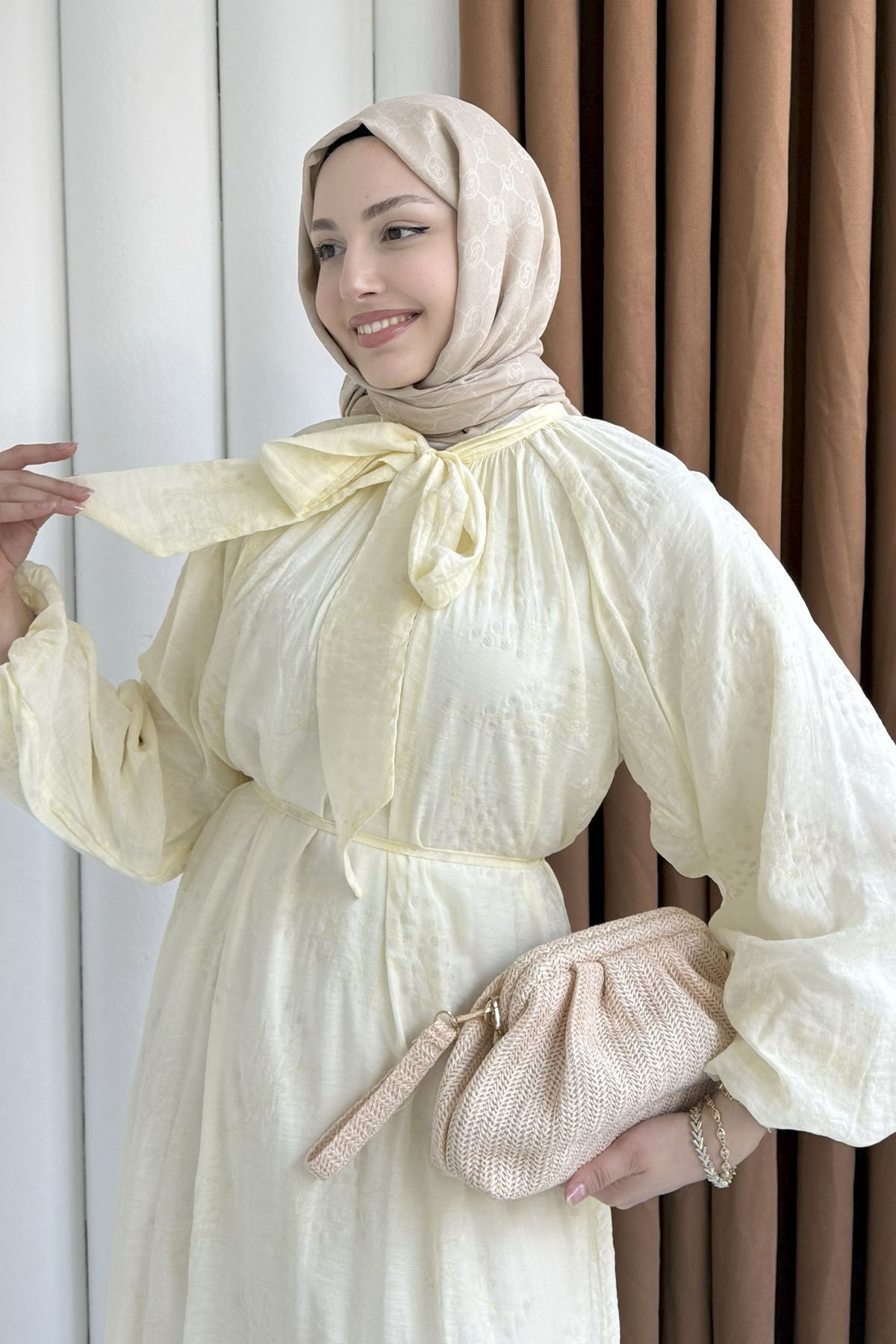 Papatya İşlemeli Biye Kemerli Tesettür Elbise-SARI