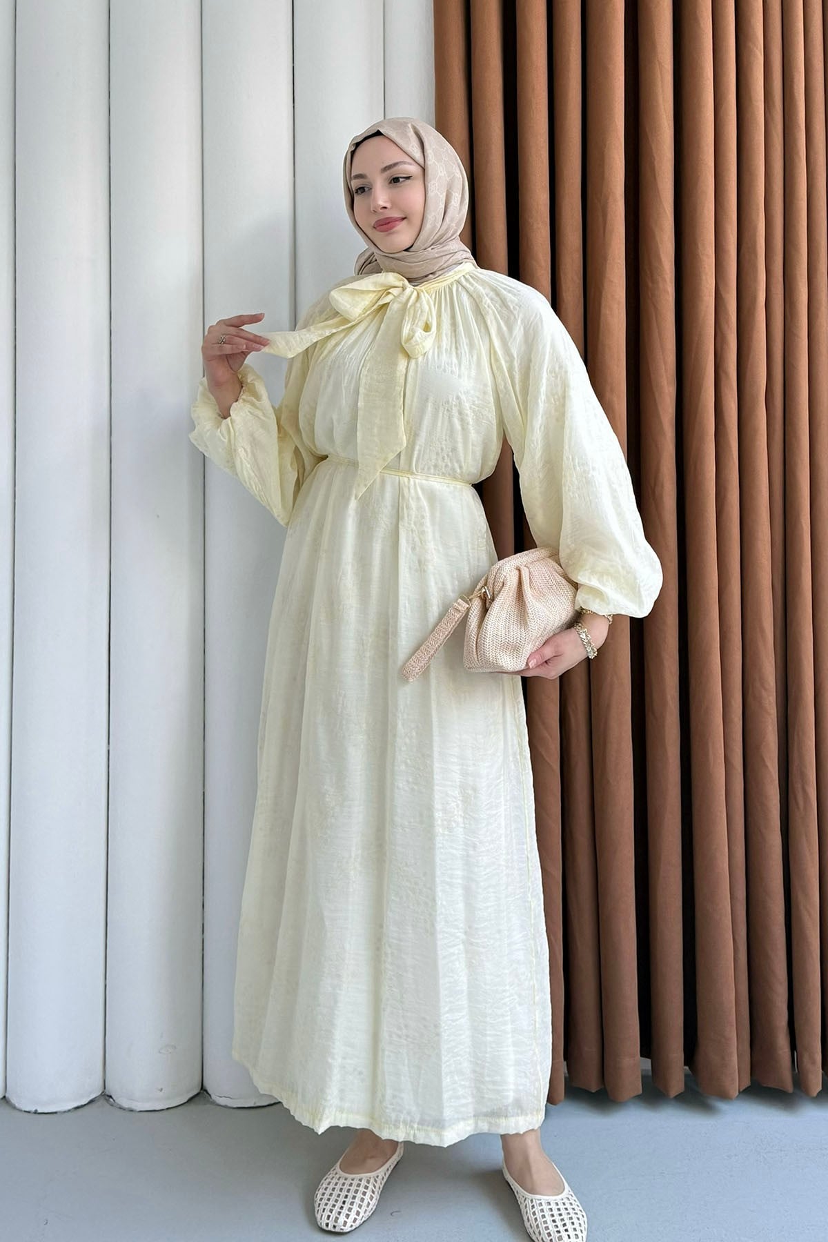 Papatya İşlemeli Biye Kemerli Tesettür Elbise-SARI