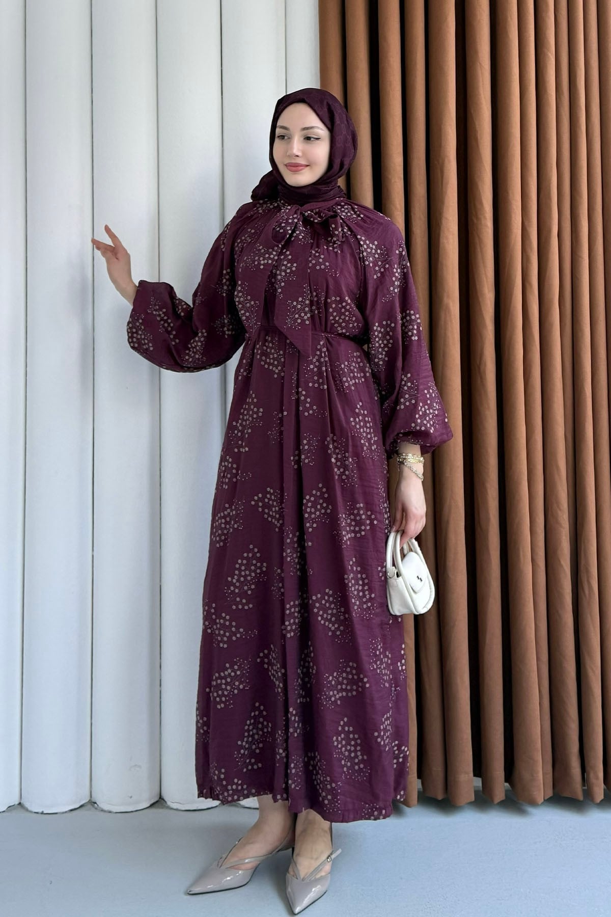 Papatya İşlemeli Biye Kemerli Tesettür Elbise-BORDO