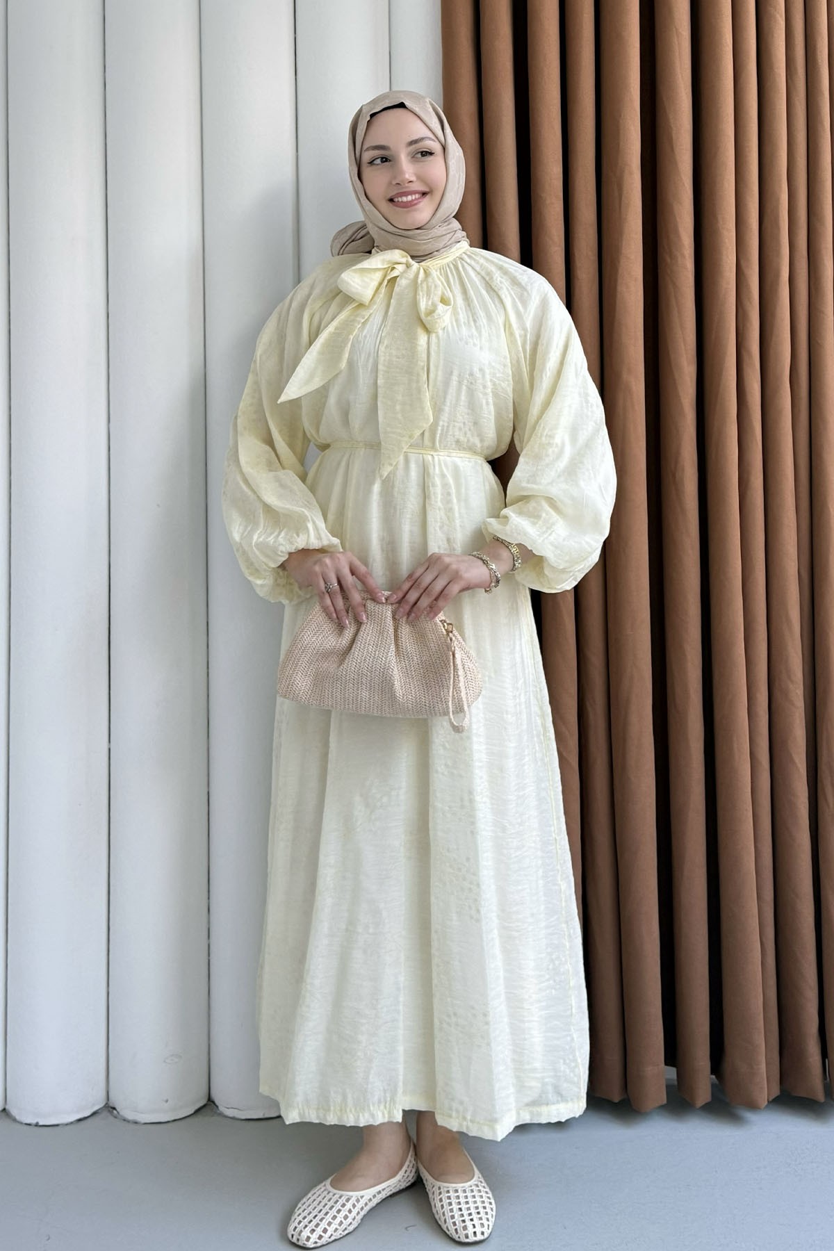 Papatya İşlemeli Biye Kemerli Tesettür Elbise-SARI