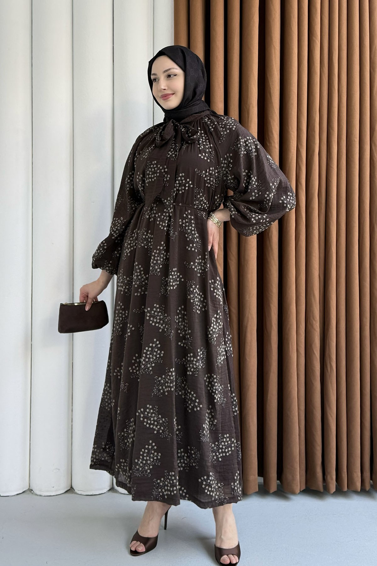 Papatya İşlemeli Biye Kemerli Tesettür Elbise-KAHVERENGİ