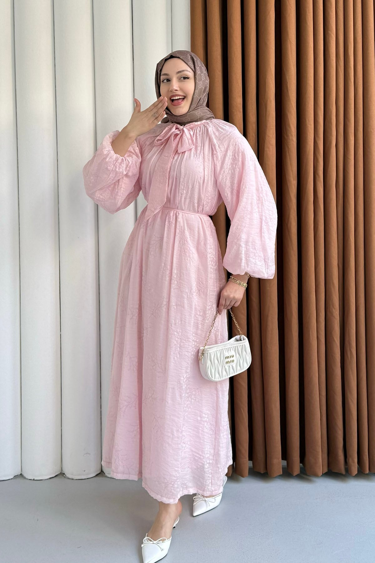 Papatya İşlemeli Biye Kemerli Tesettür Elbise-PEMBE