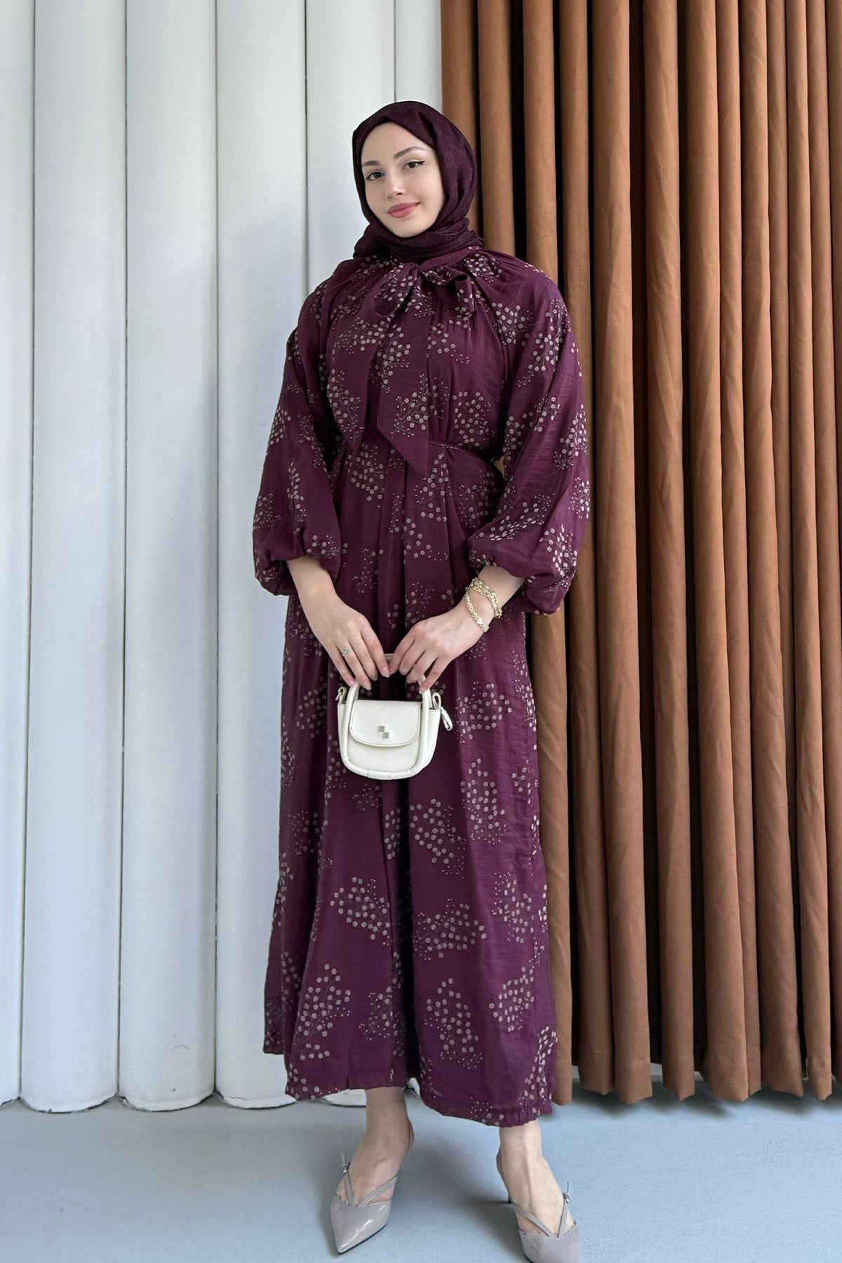 Papatya İşlemeli Biye Kemerli Tesettür Elbise-BORDO