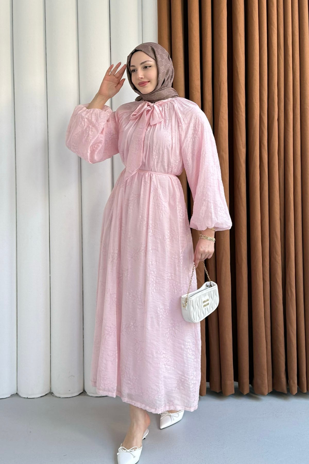Papatya İşlemeli Biye Kemerli Tesettür Elbise-PEMBE