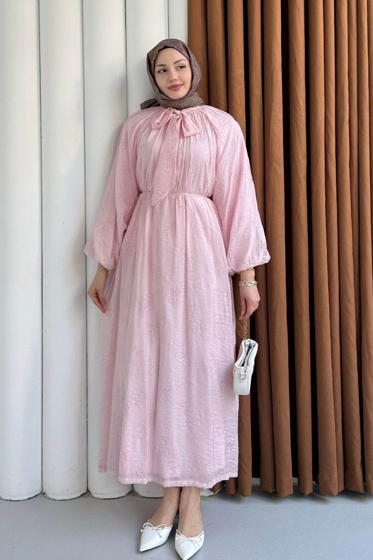Papatya İşlemeli Biye Kemerli Tesettür Elbise-PEMBE