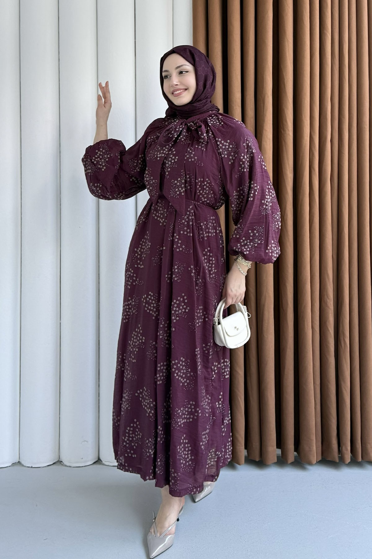 Papatya İşlemeli Biye Kemerli Tesettür Elbise-BORDO