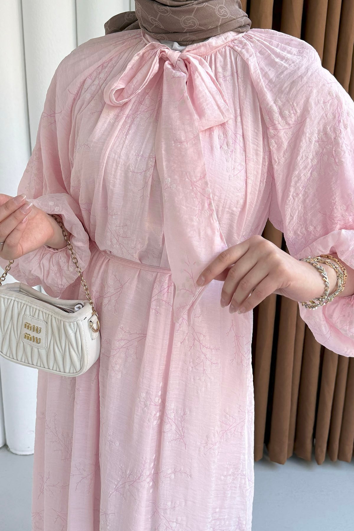 Papatya İşlemeli Biye Kemerli Tesettür Elbise-PEMBE