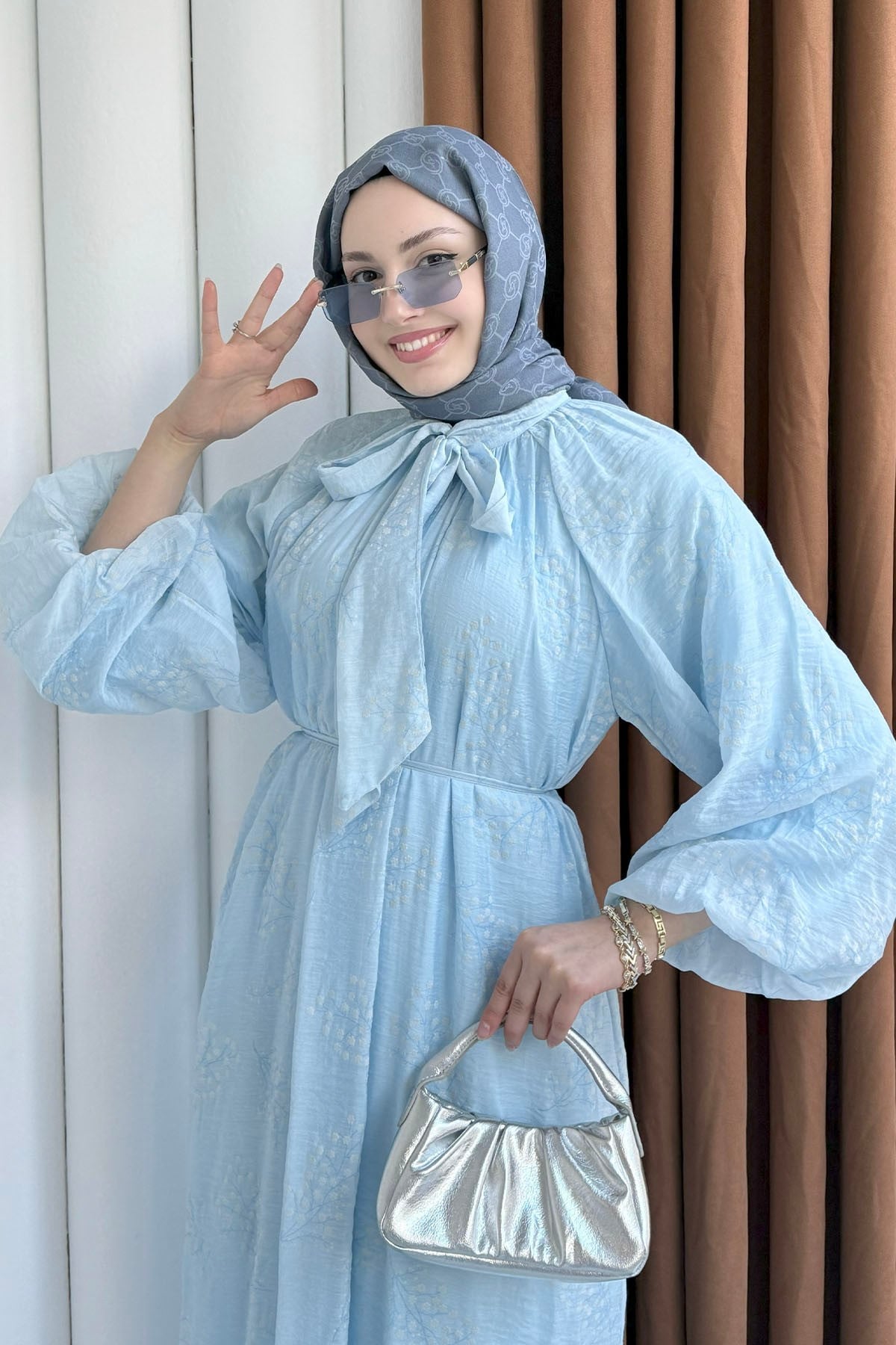 Papatya İşlemeli Biye Kemerli Tesettür Elbise-BEBE MAVİ