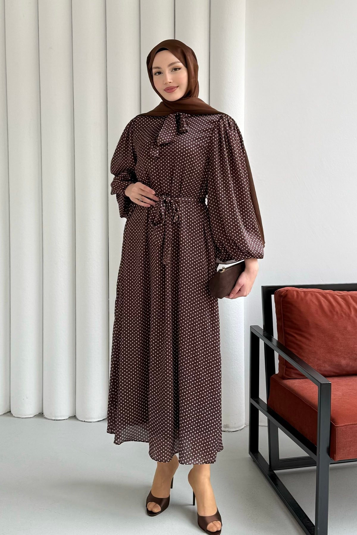 Puantiye Desen Balon Kol Kuşaklı Saten Tesettür Elbise-KAHVERENGİ