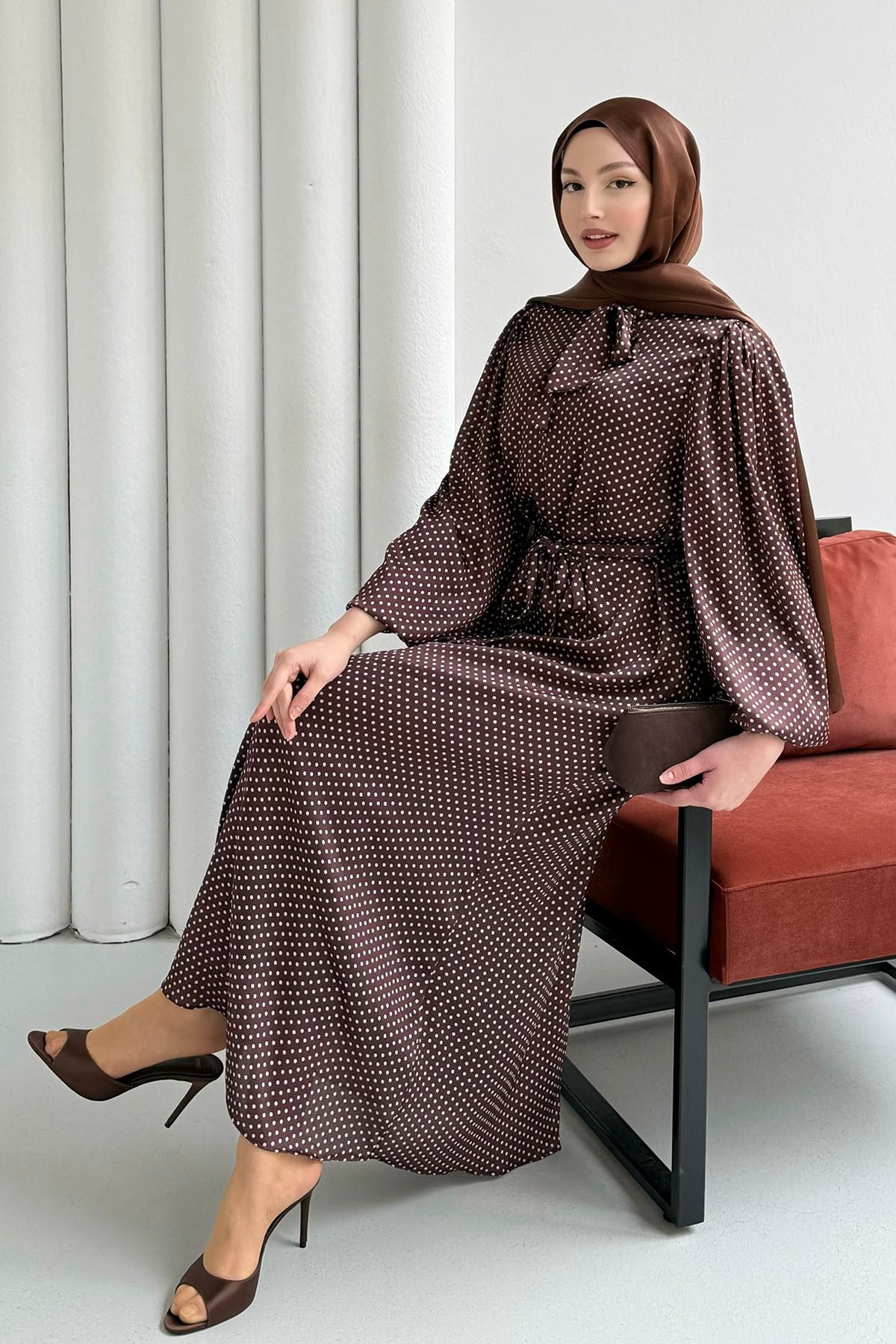 Puantiye Desen Balon Kol Kuşaklı Saten Tesettür Elbise-KAHVERENGİ