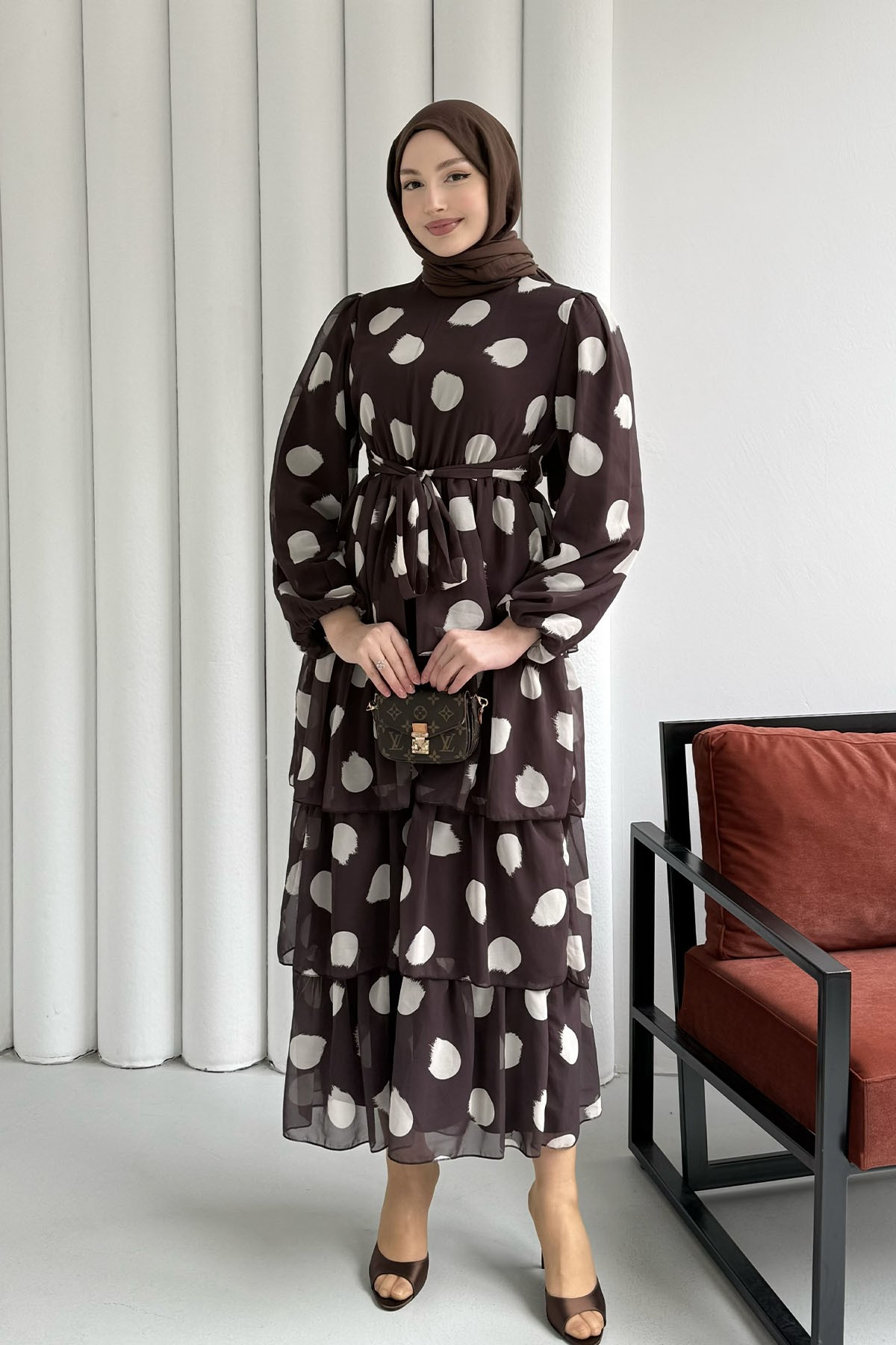 Puantiyeli Kat Katlı Şifon Tesettür Elbise-KAHVERENGİ